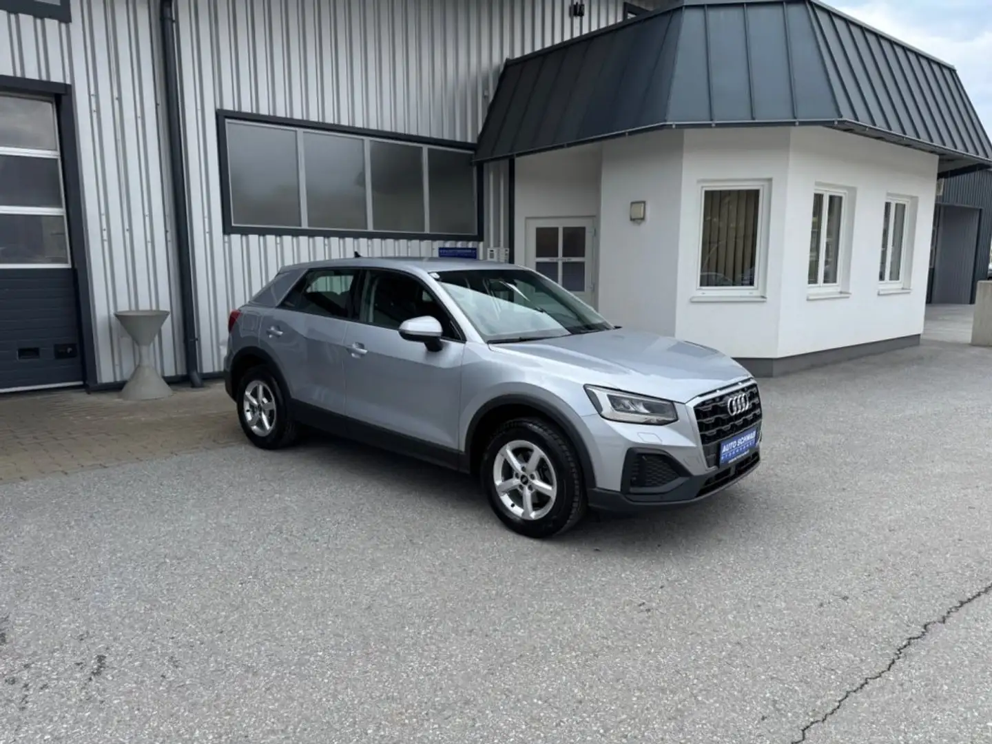 Audi Q2 30 TFSI intense Silber - 1