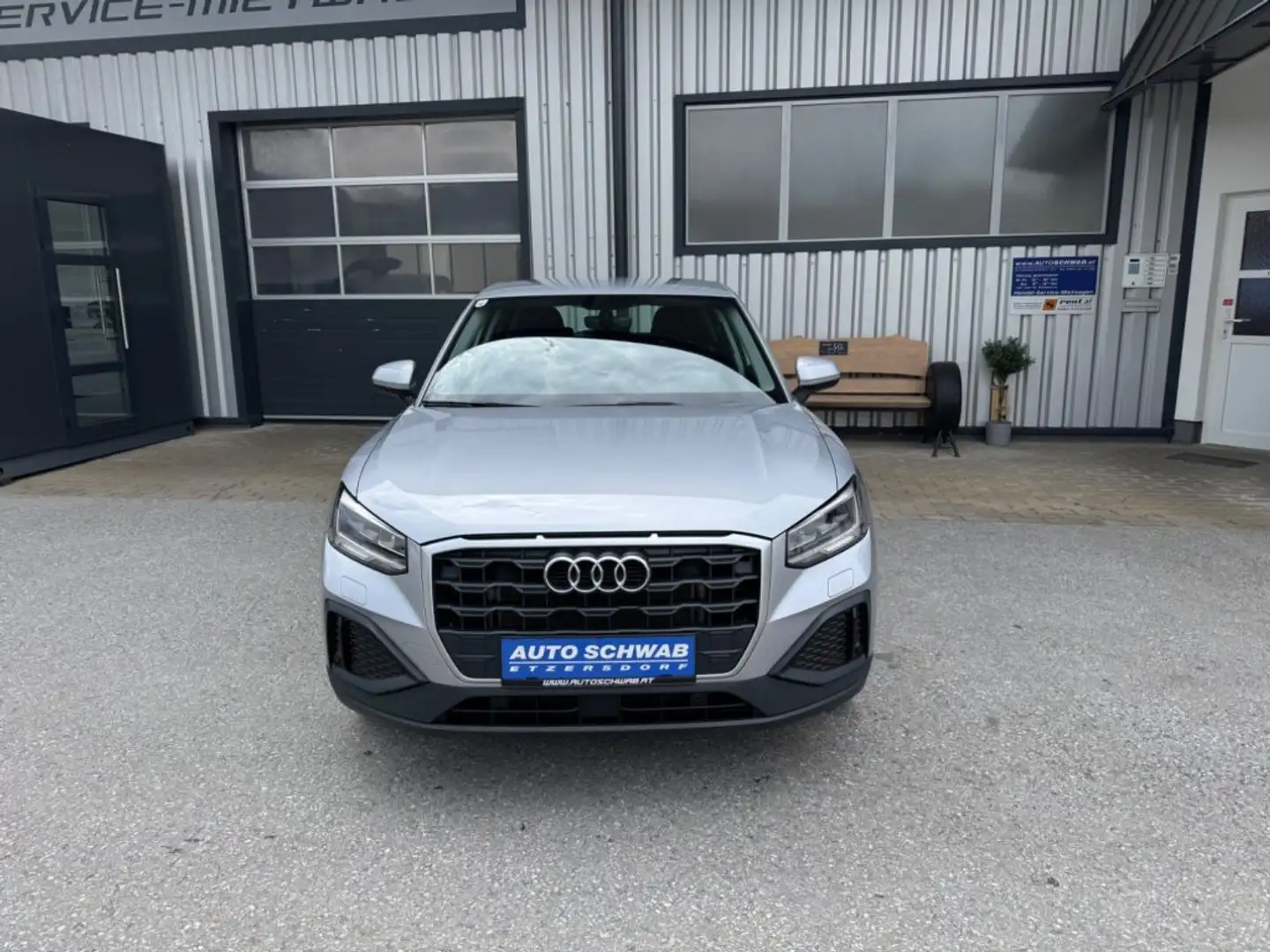 Audi Q2 30 TFSI intense Silber - 2