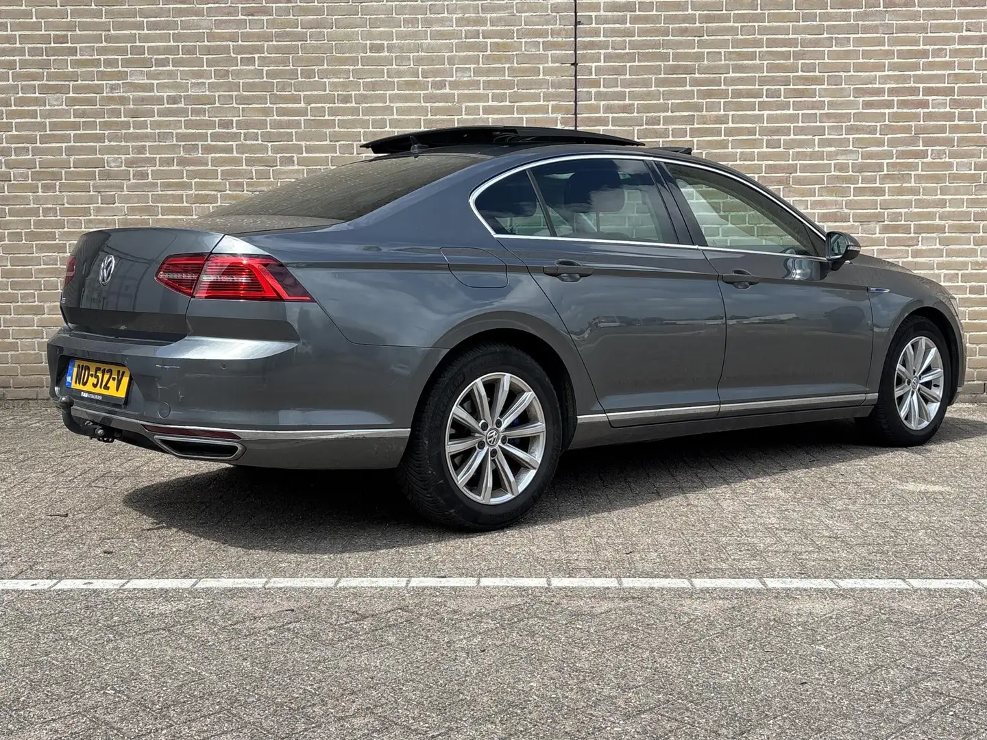 Volkswagen Passat 1.4 TSI GTE Connected Series Plus | € 10.700,- NET Grijs - 2