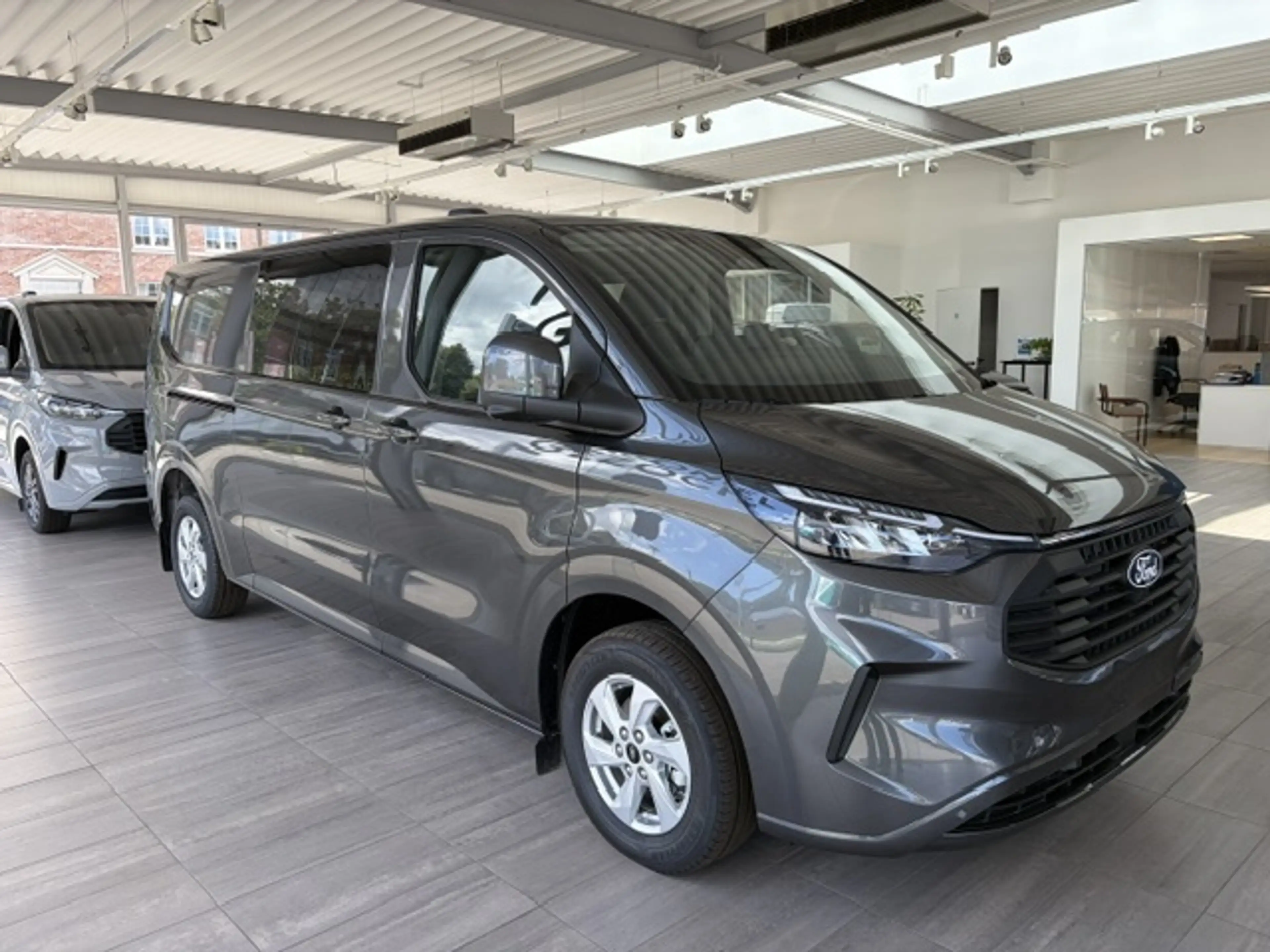 Ford Transit Custom 2.0 TDCi L2H1 Limited 170pk Multi-use 5pl