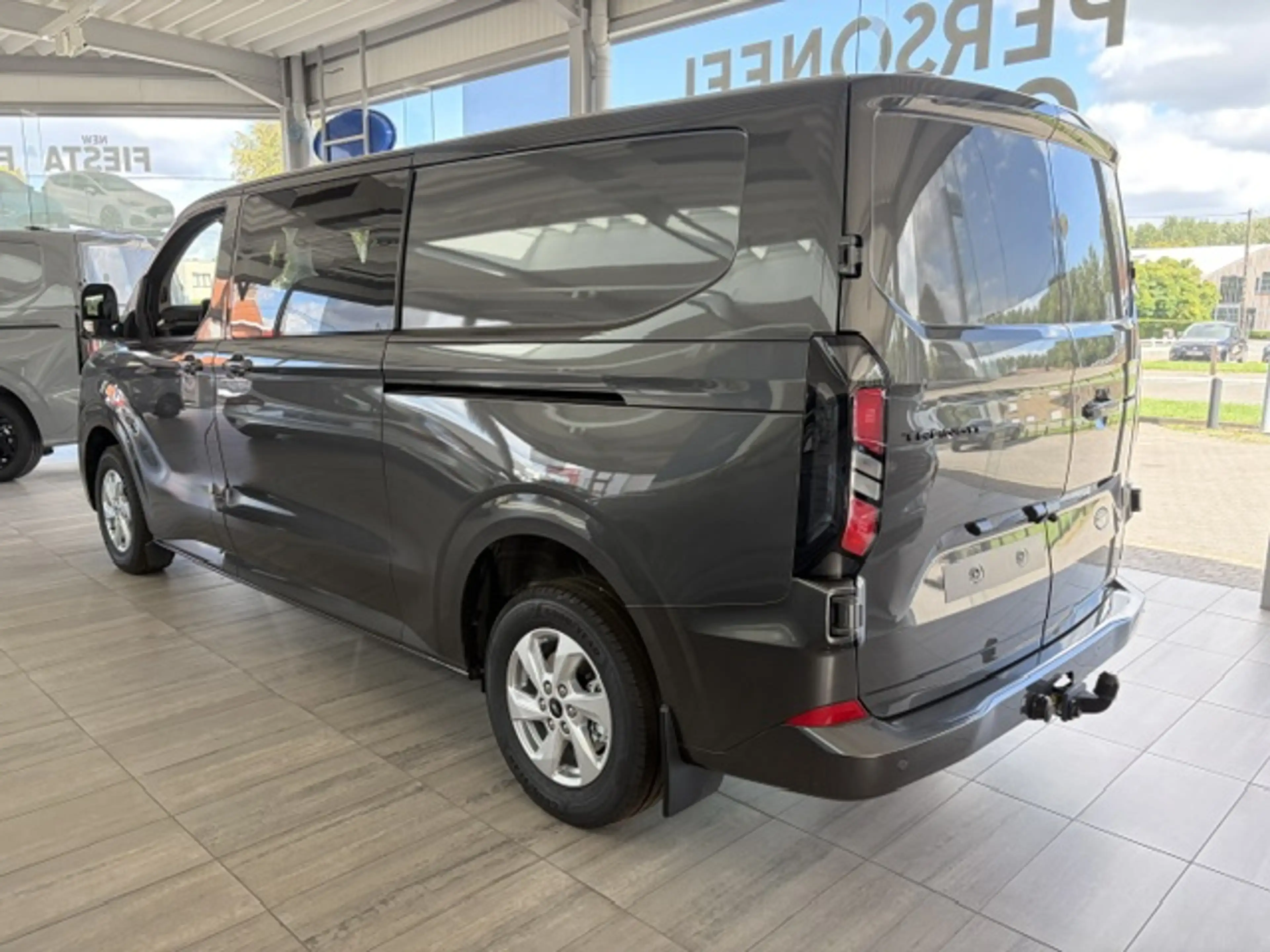 Ford Transit Custom 2.0 TDCi L2H1 Limited 170pk Multi-use 5pl — photo 3