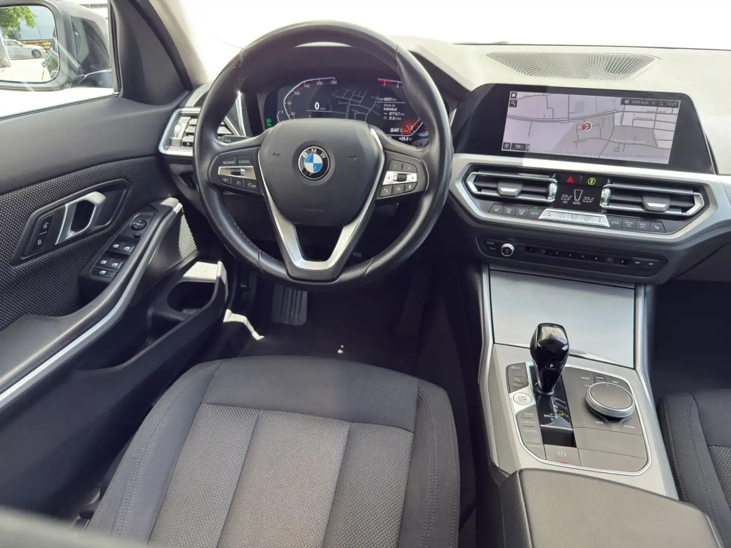 BMW 318 i LimA Navi LED SHZ ParkAss DAB Noir - 2