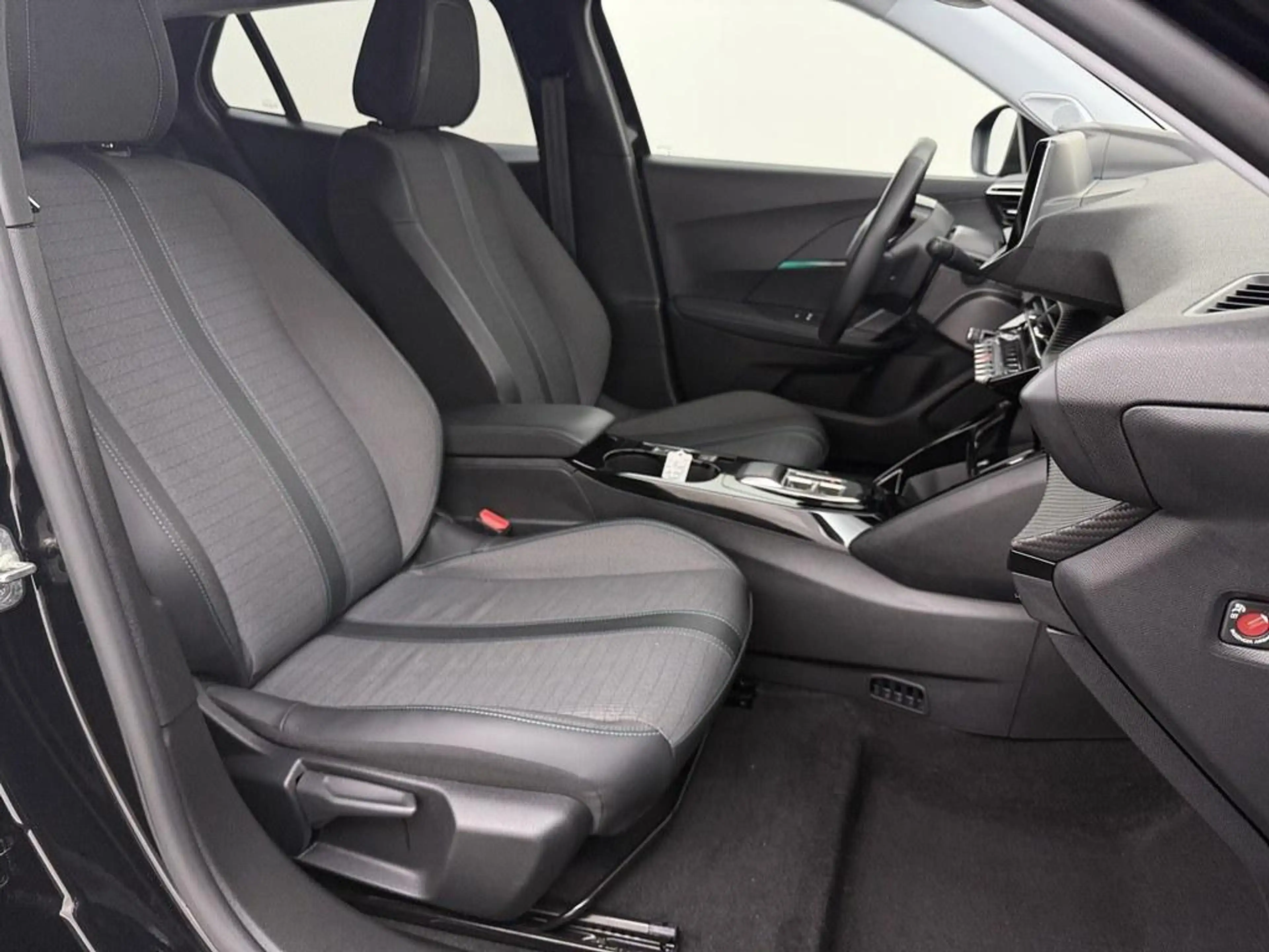 Peugeot e-2008 EV Allure 50 kWh 92% Winterpakket/Nav/Camera — photo 6