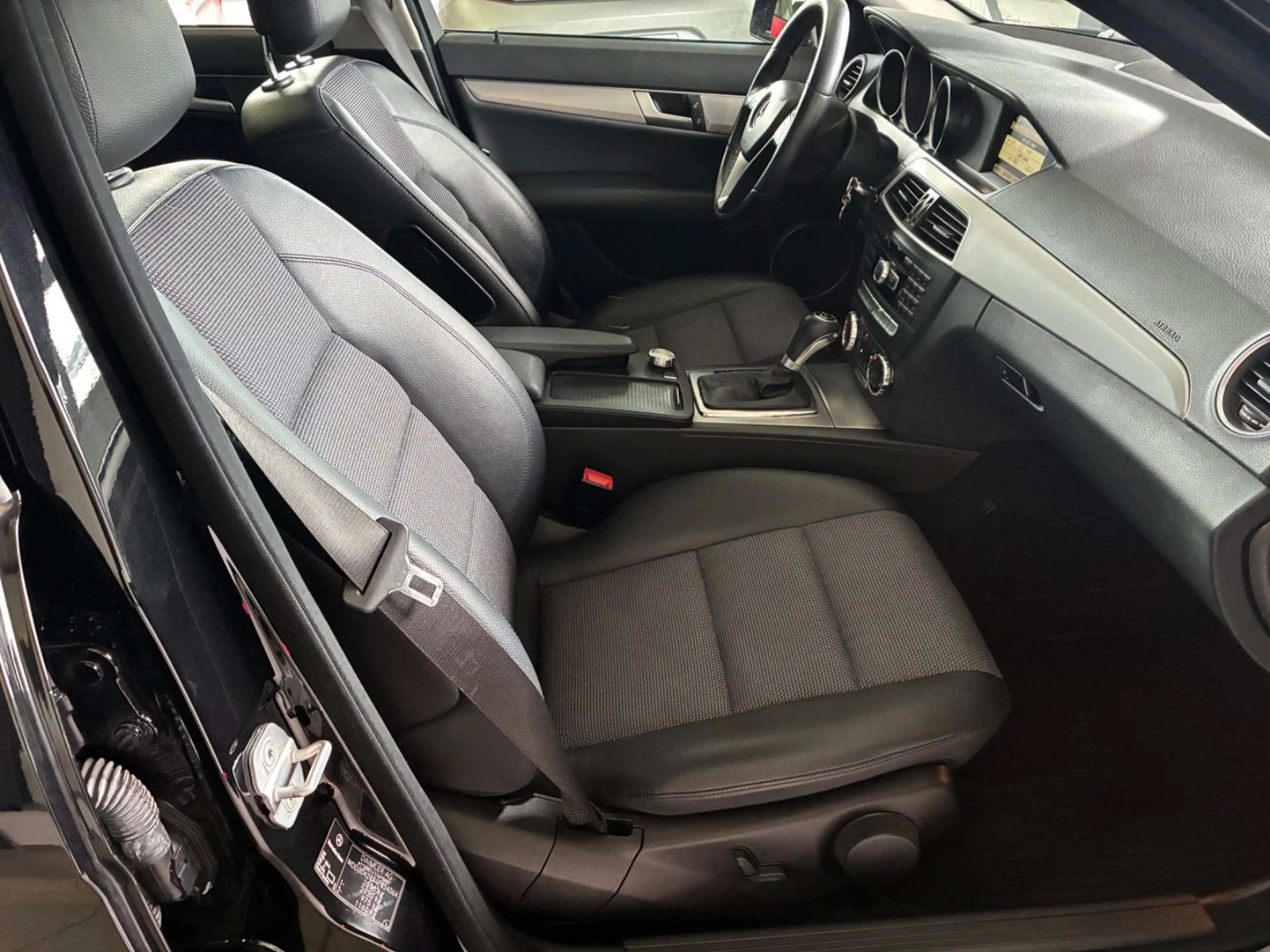 Mercedes-Benz C 180 CGI BlueEfficiency Avantgarde *HU NEU* — photo 13