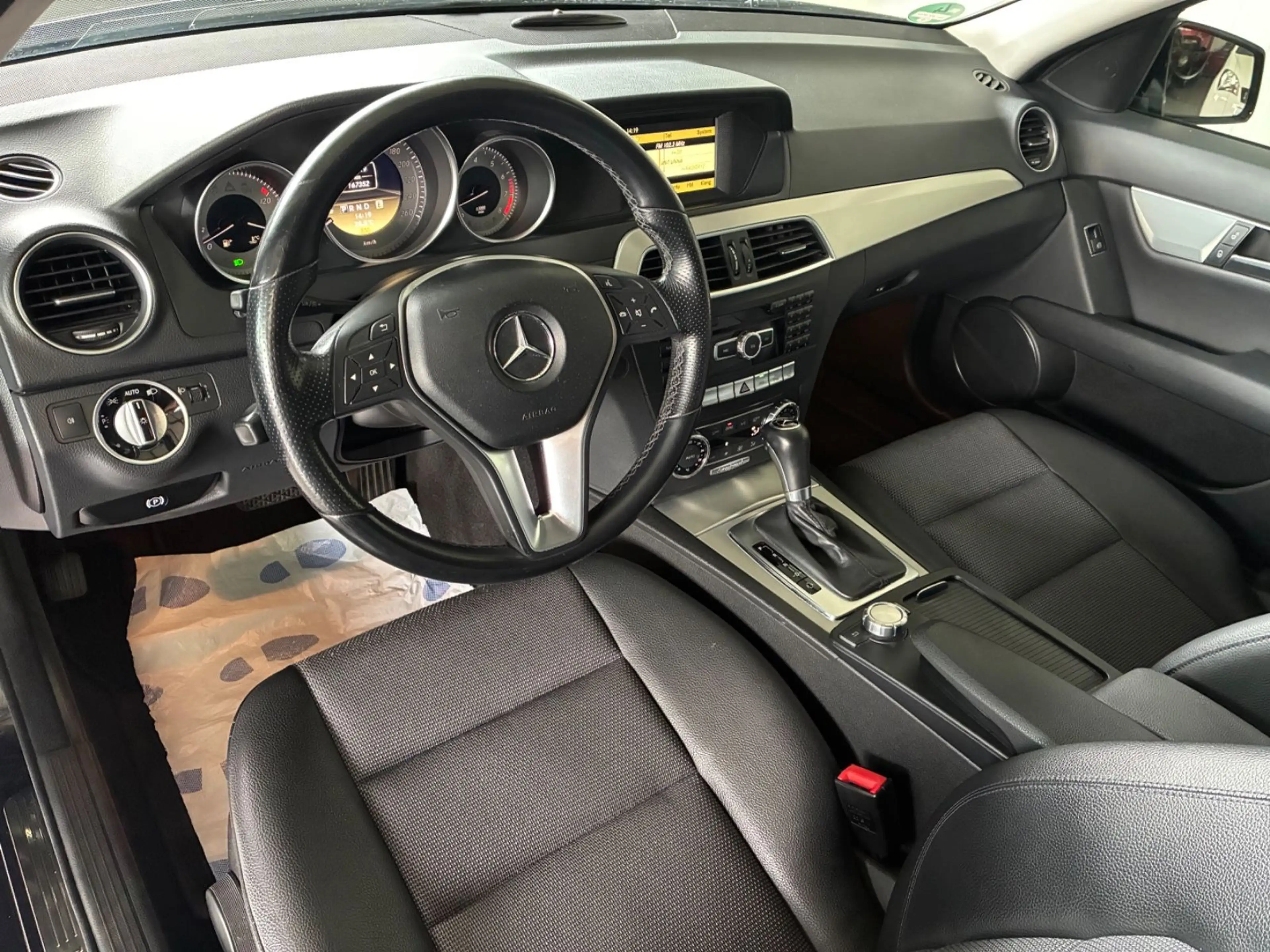 Mercedes-Benz C 180 CGI BlueEfficiency Avantgarde *HU NEU* — photo 9
