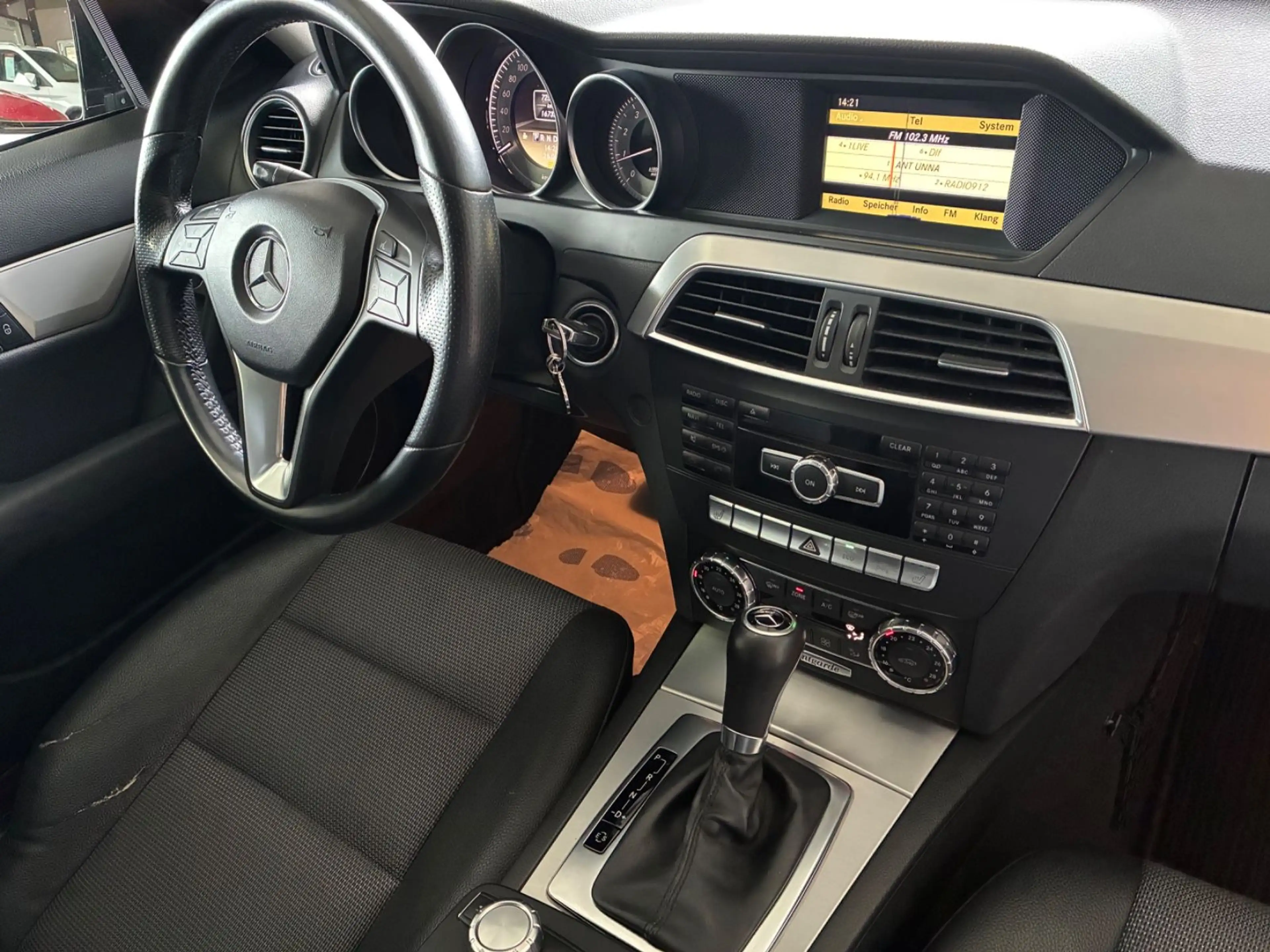 Mercedes-Benz C 180 CGI BlueEfficiency Avantgarde *HU NEU* — photo 15