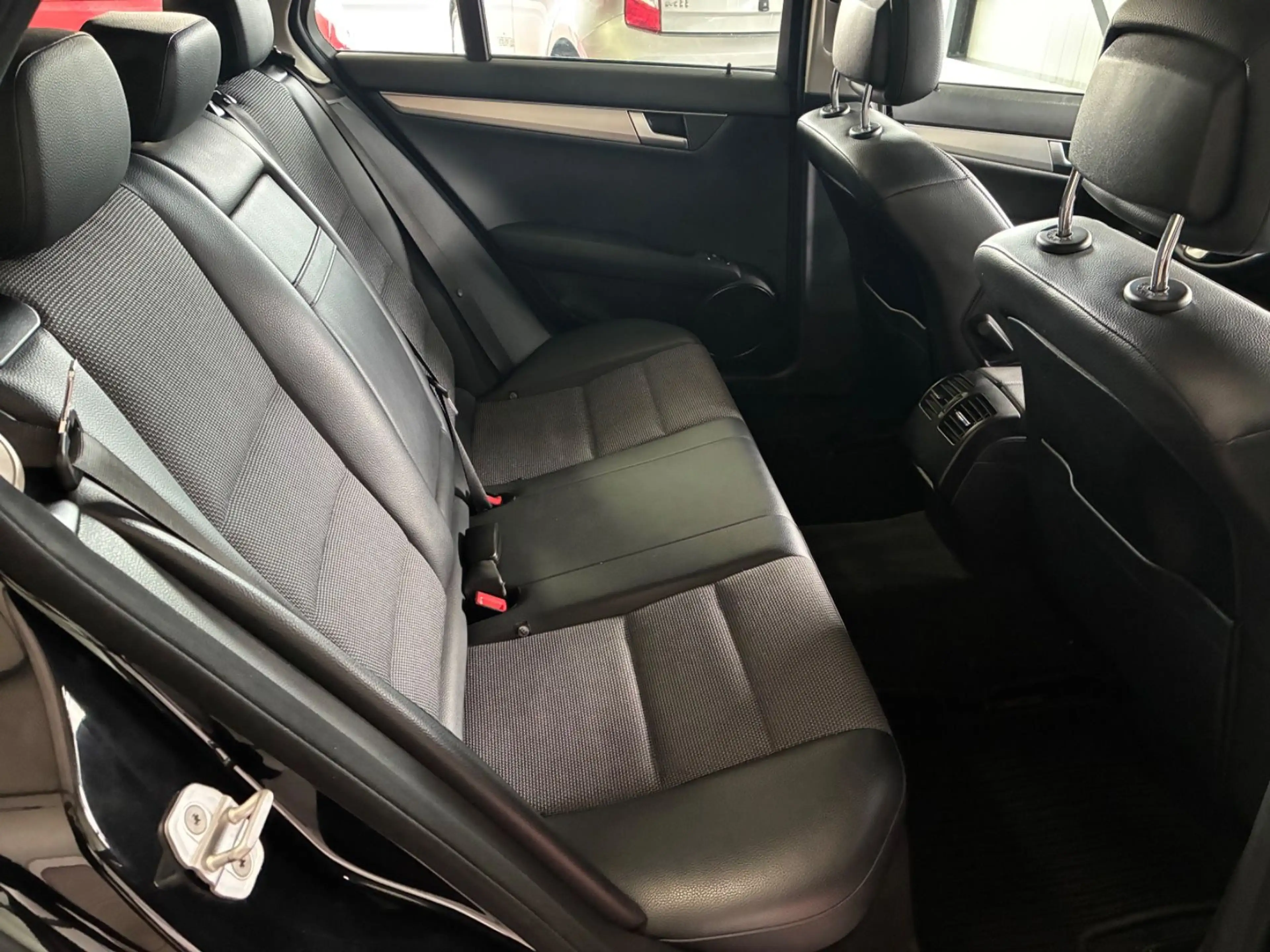 Mercedes-Benz C 180 CGI BlueEfficiency Avantgarde *HU NEU* — photo 16