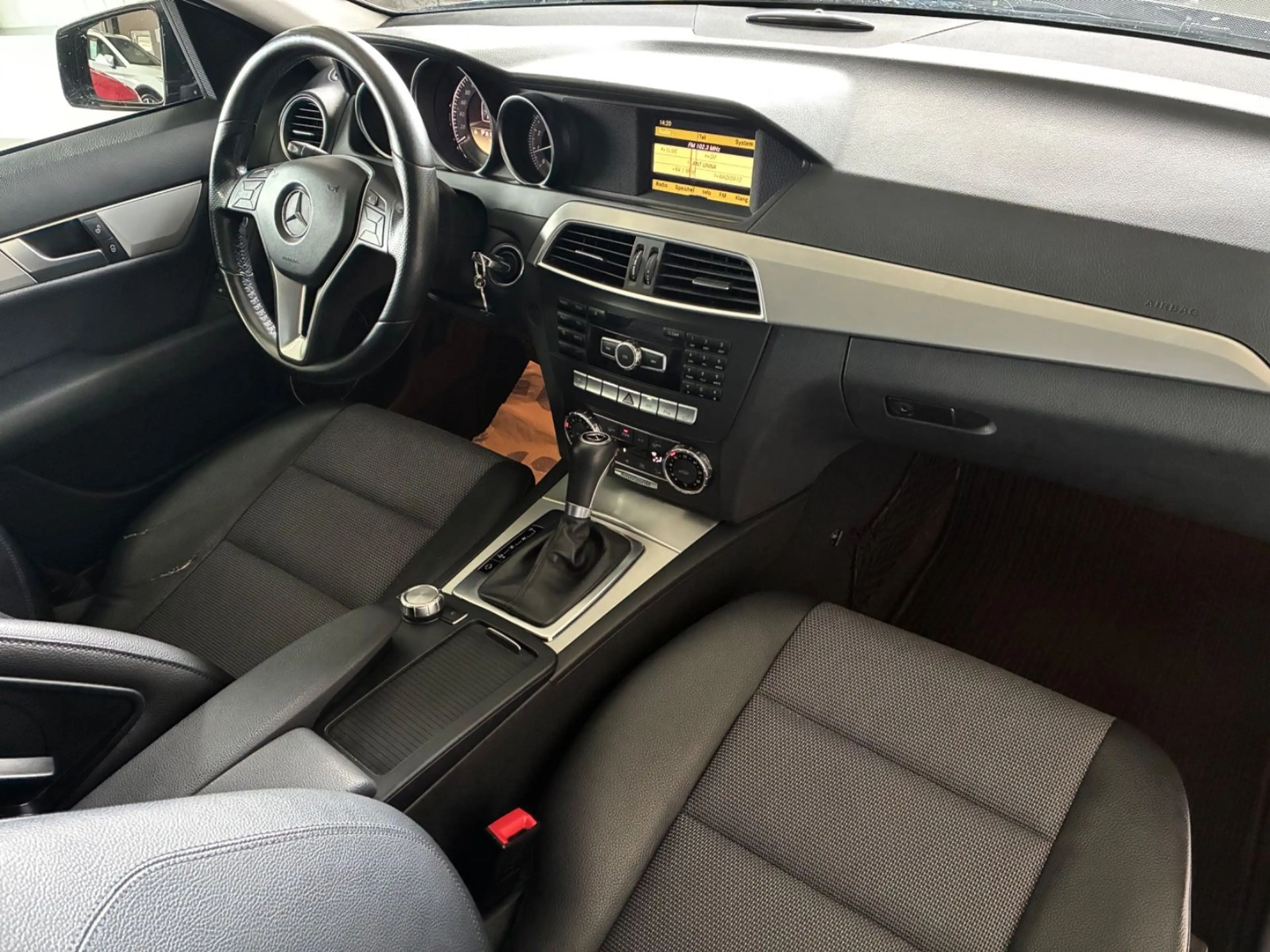 Mercedes-Benz C 180 CGI BlueEfficiency Avantgarde *HU NEU* — photo 14