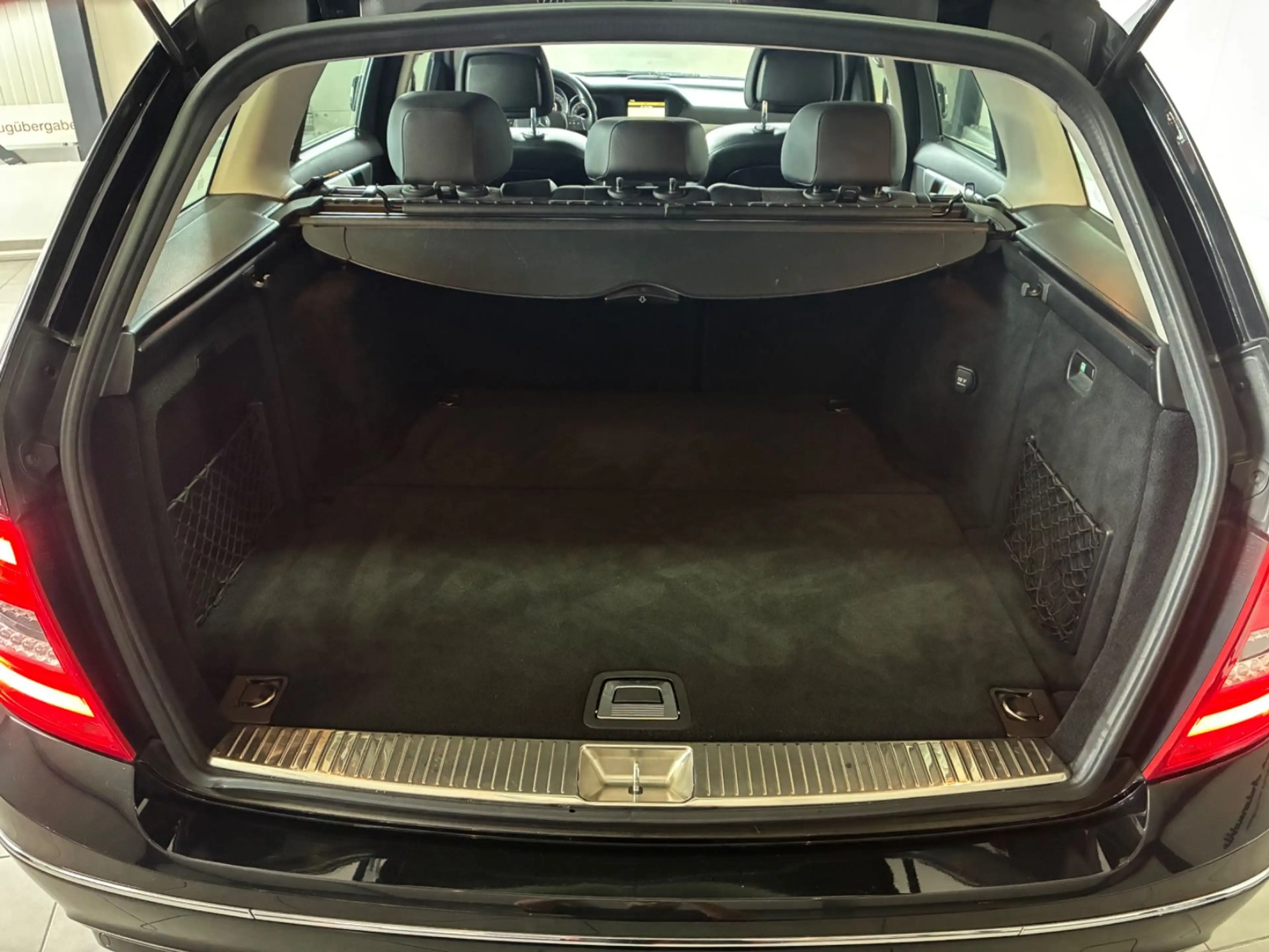Mercedes-Benz C 180 CGI BlueEfficiency Avantgarde *HU NEU* — photo 17