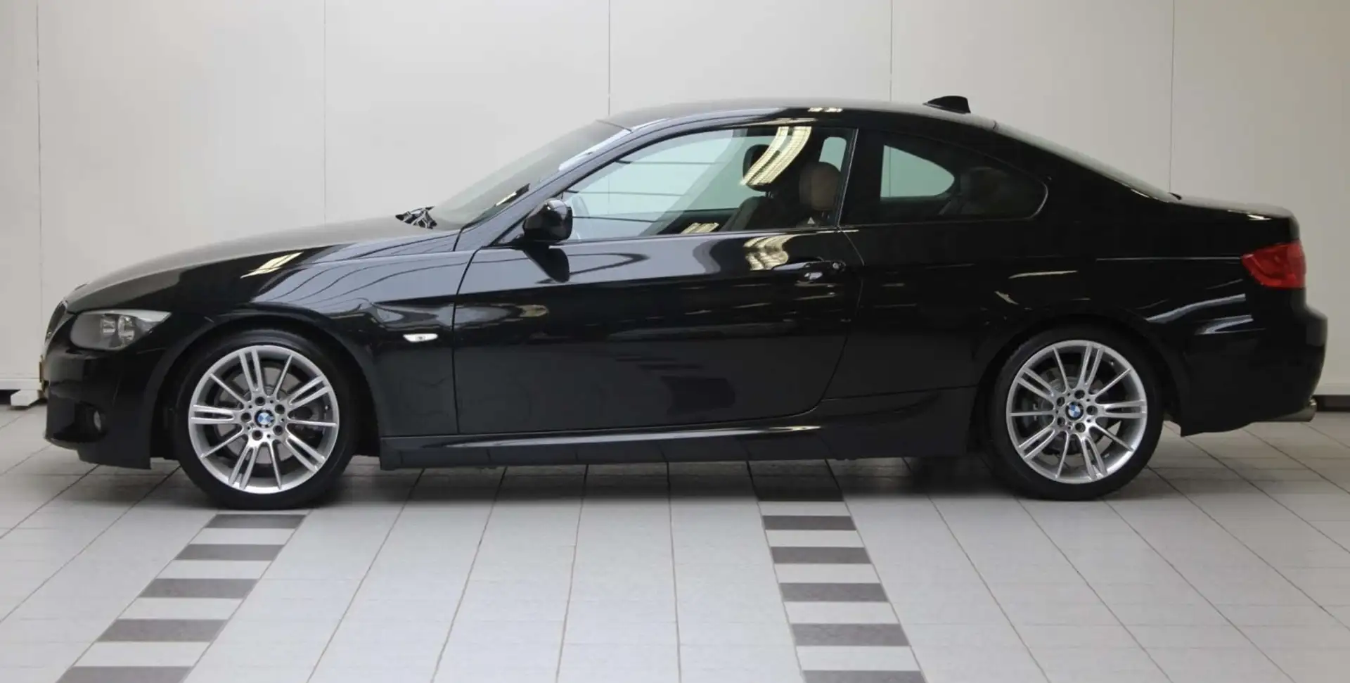 BMW 325 Premium BMW 325i coupé met zeer weinig km’s Zwart - 1