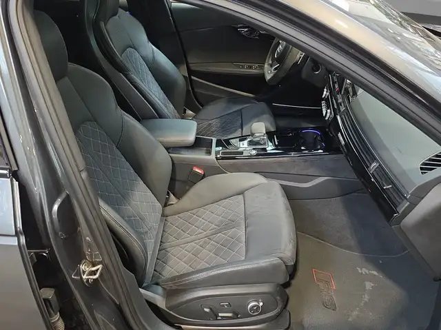 Audi RS4 Avant view 4