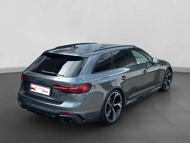 Audi RS4 Avant view 3