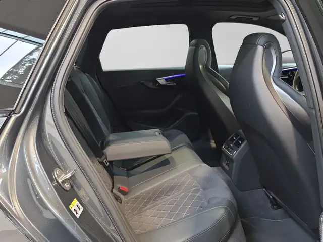 Audi RS4 Avant view 6
