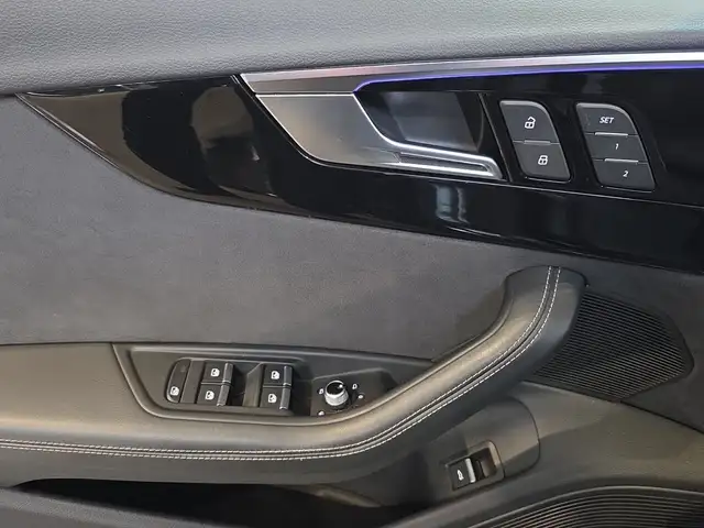 Audi RS4 Avant view 8