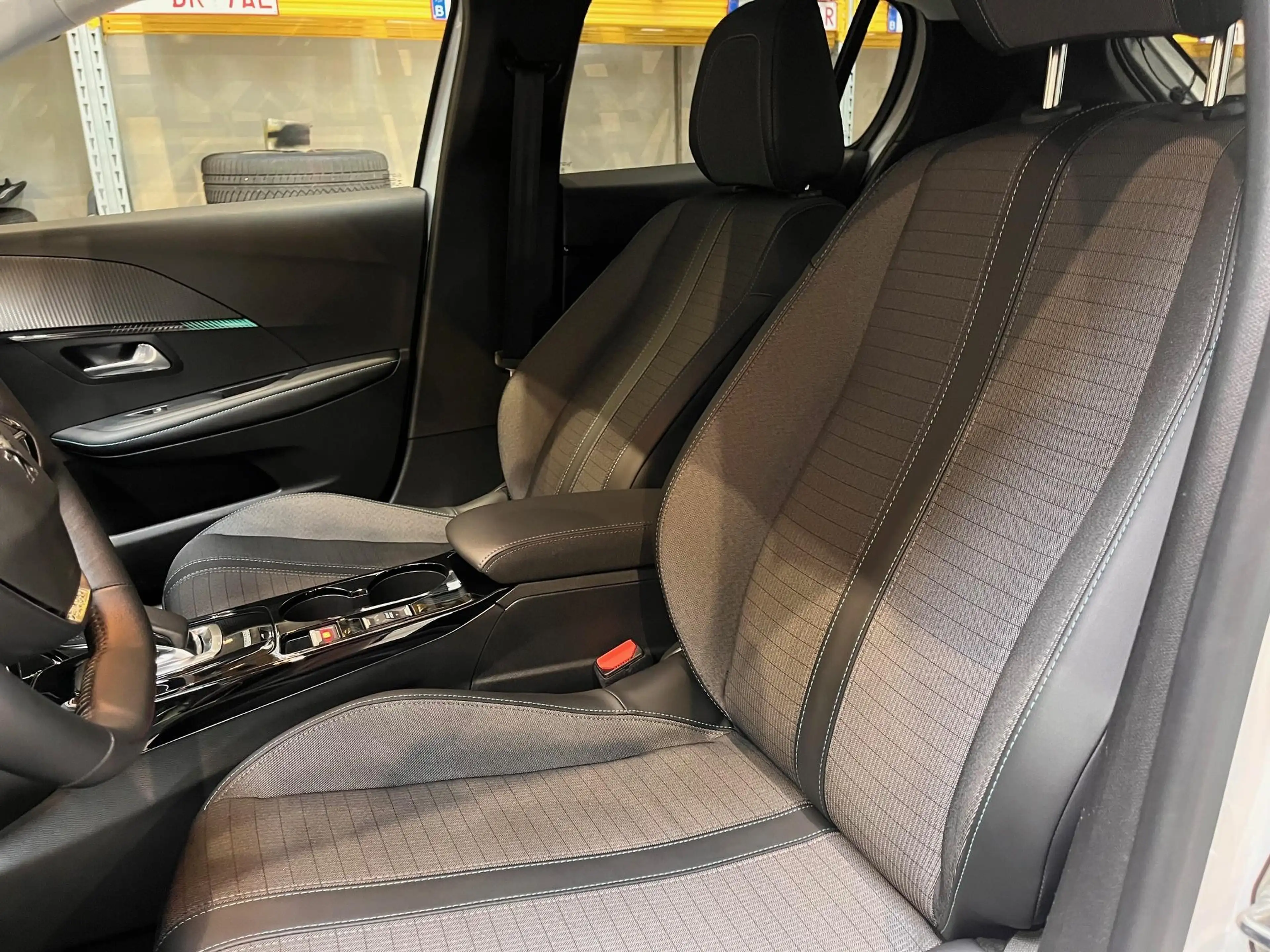Peugeot e-208 e-208 Active — photo 14