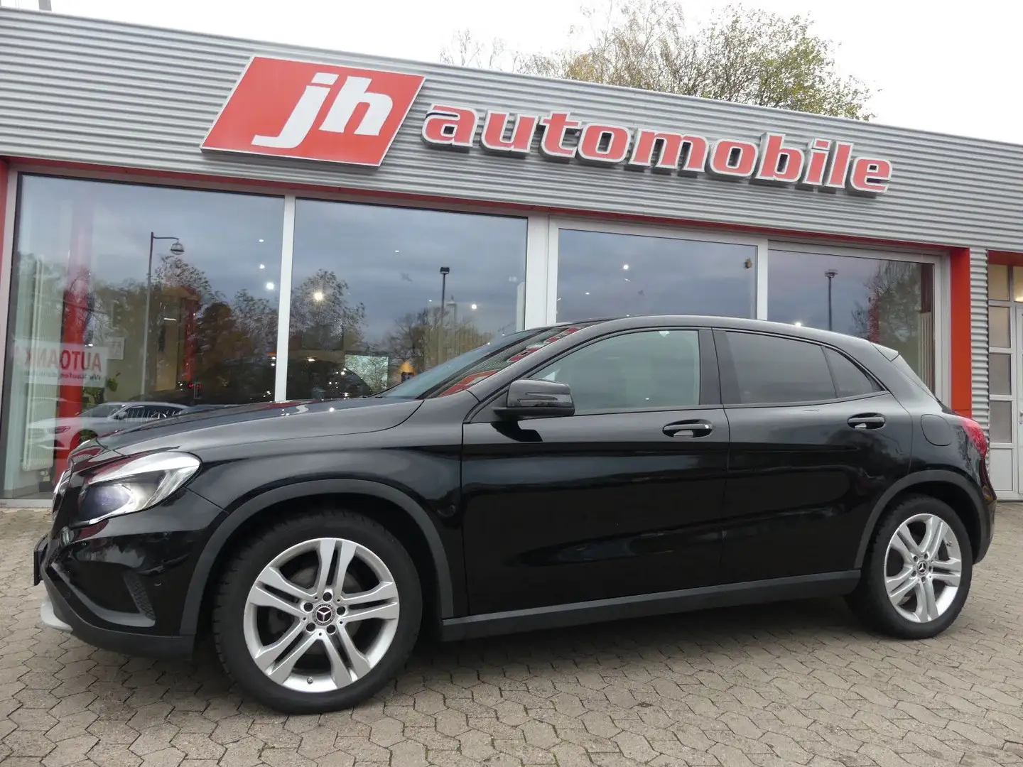 Mercedes-Benz GLA 200 Navi*SHZ*LED*PDC*AHK Negro - 1