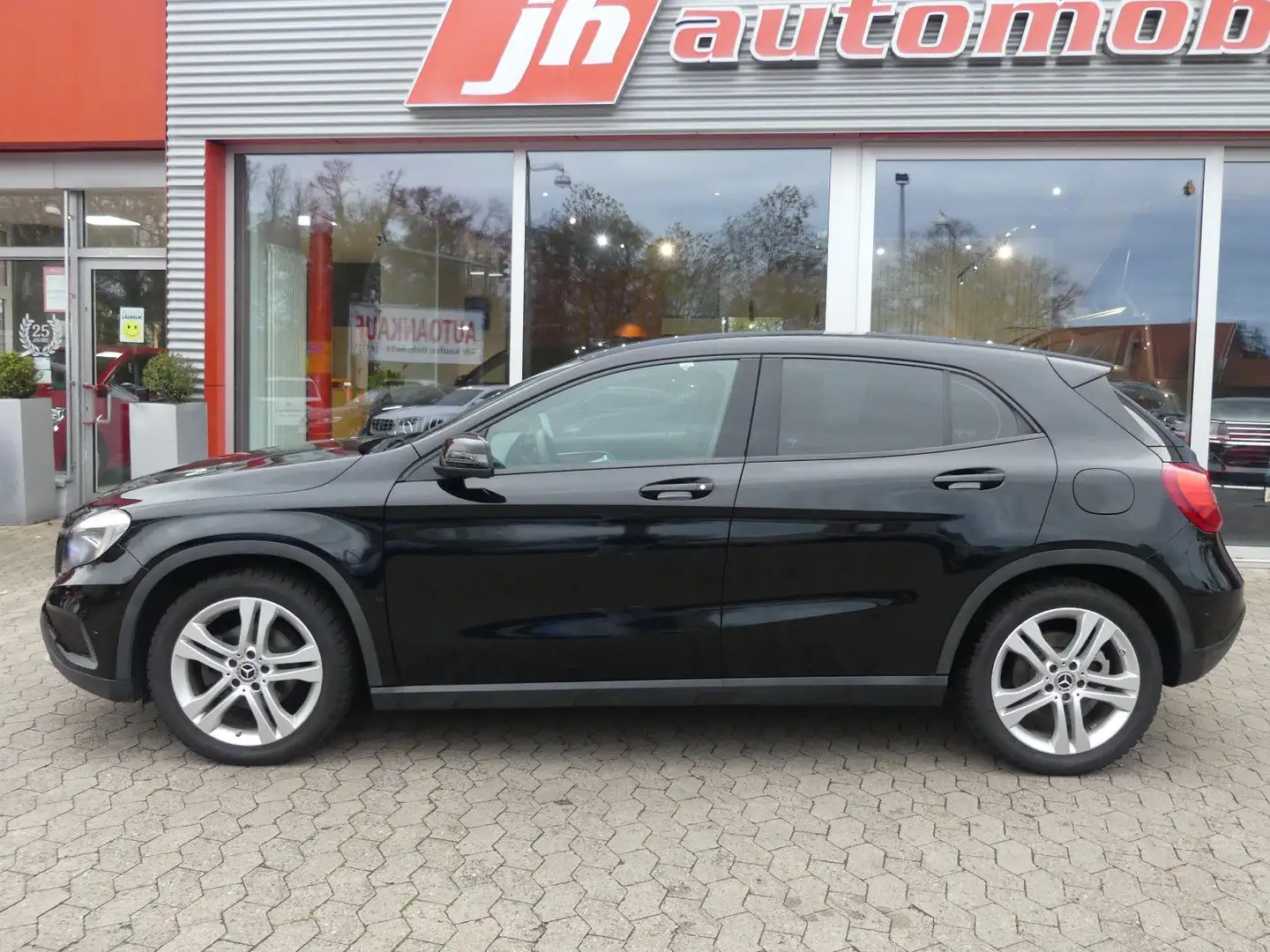 Mercedes-Benz GLA 200 Navi*SHZ*LED*PDC*AHK Negro - 2