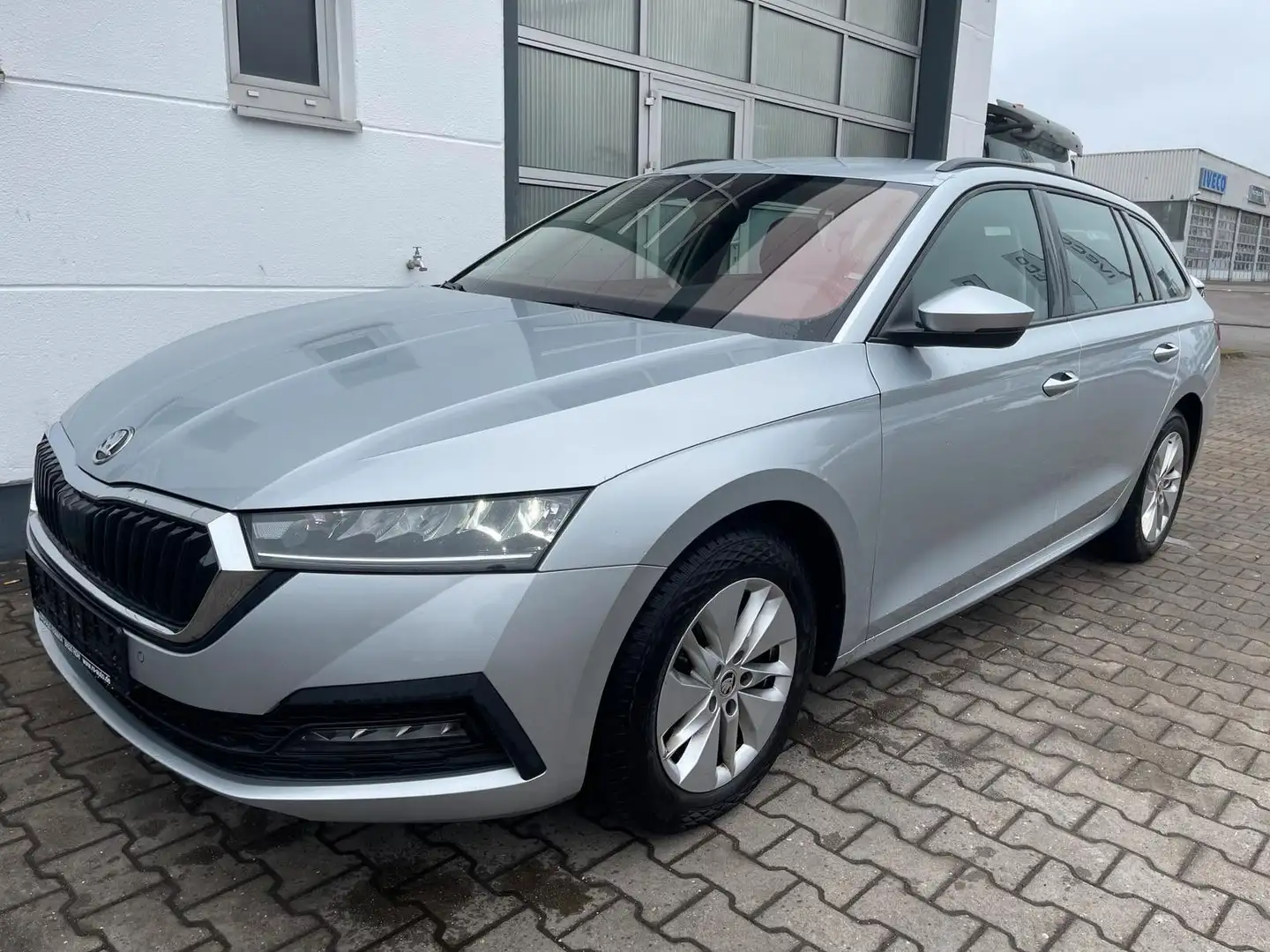 Skoda Octavia Combi Ambition TDI/AHK/1HD/MWST/SHZ/NAVI Silber - 1