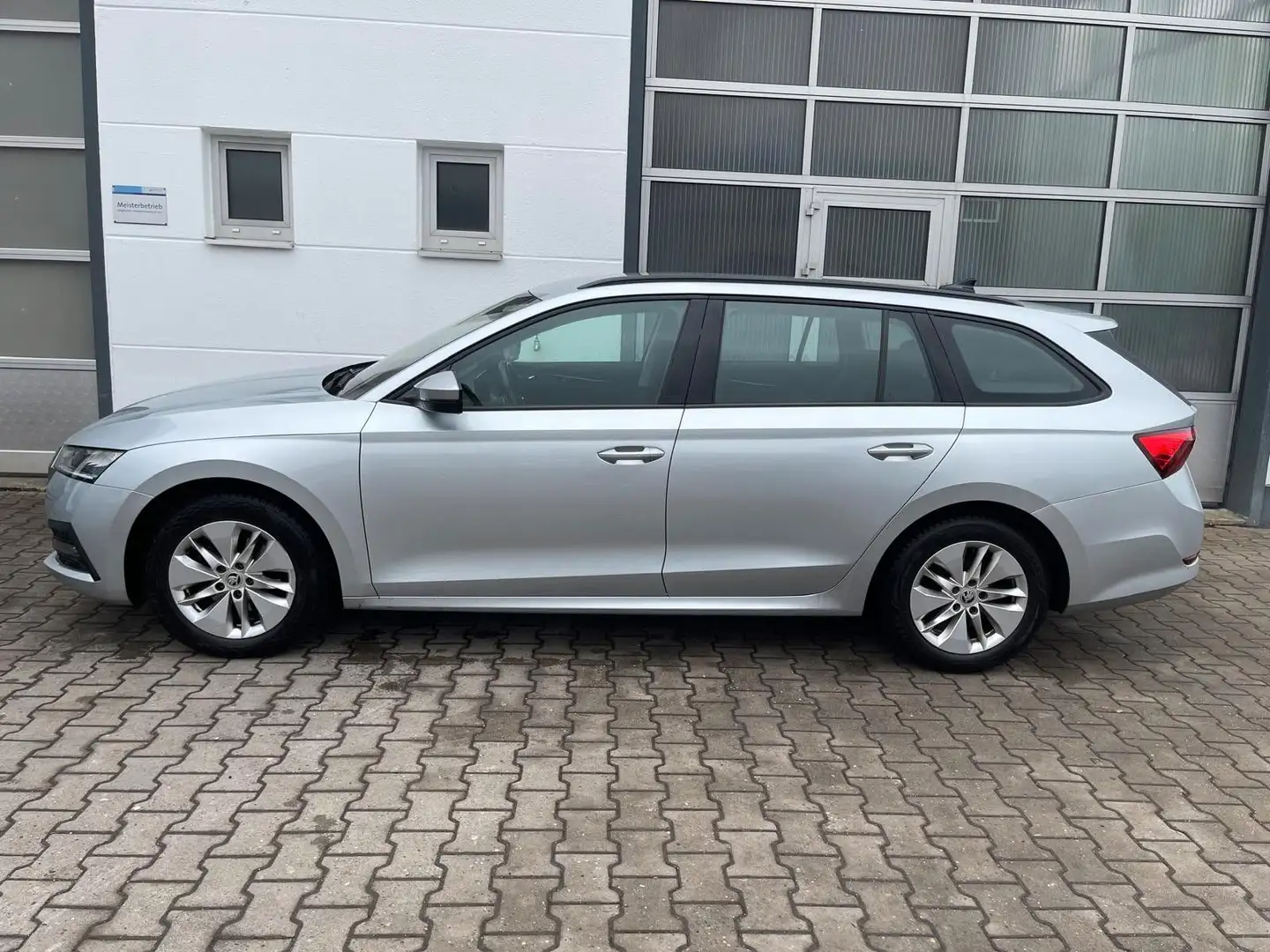Skoda Octavia Combi Ambition TDI/AHK/1HD/MWST/SHZ/NAVI Silber - 2