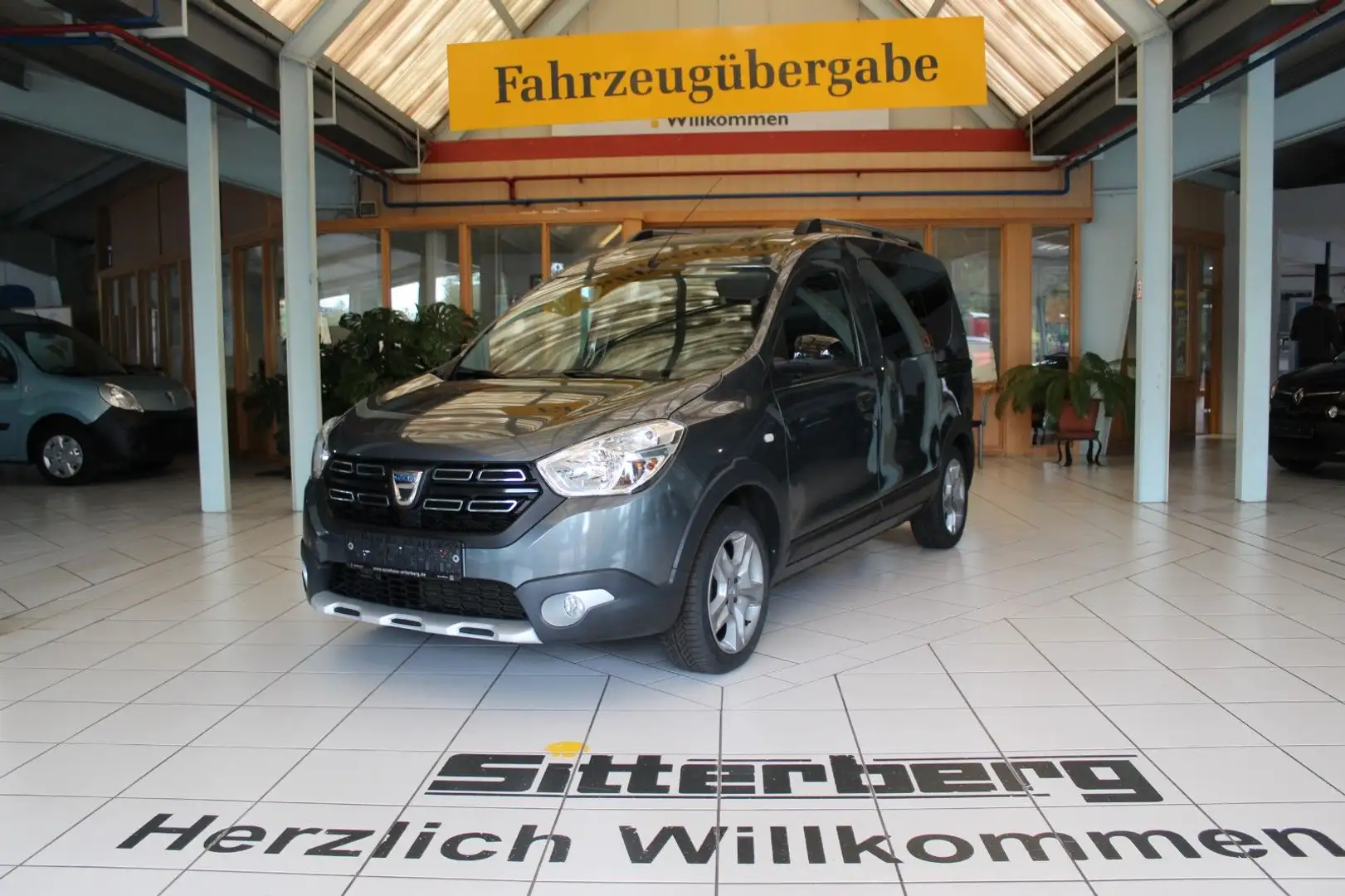 Dacia Dokker Stepway Celebration TCe 115 Grau - 1