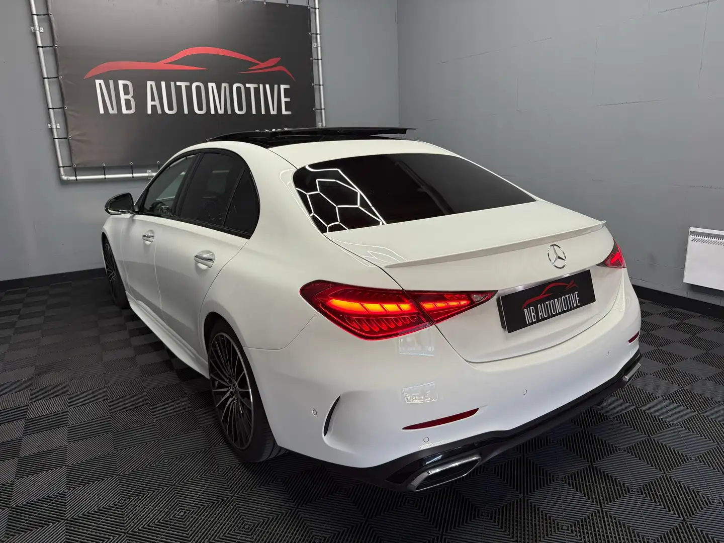 Mercedes-Benz C 300 d AMG Line 2023 Wit - 2