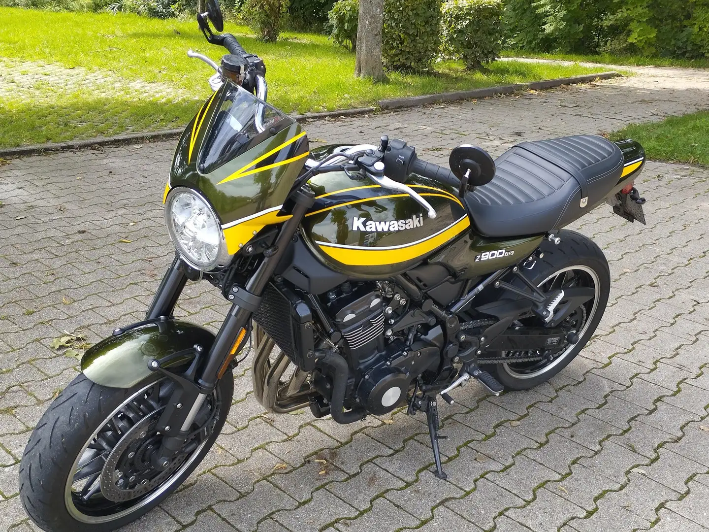 Kawasaki Z900RS Vert - 1