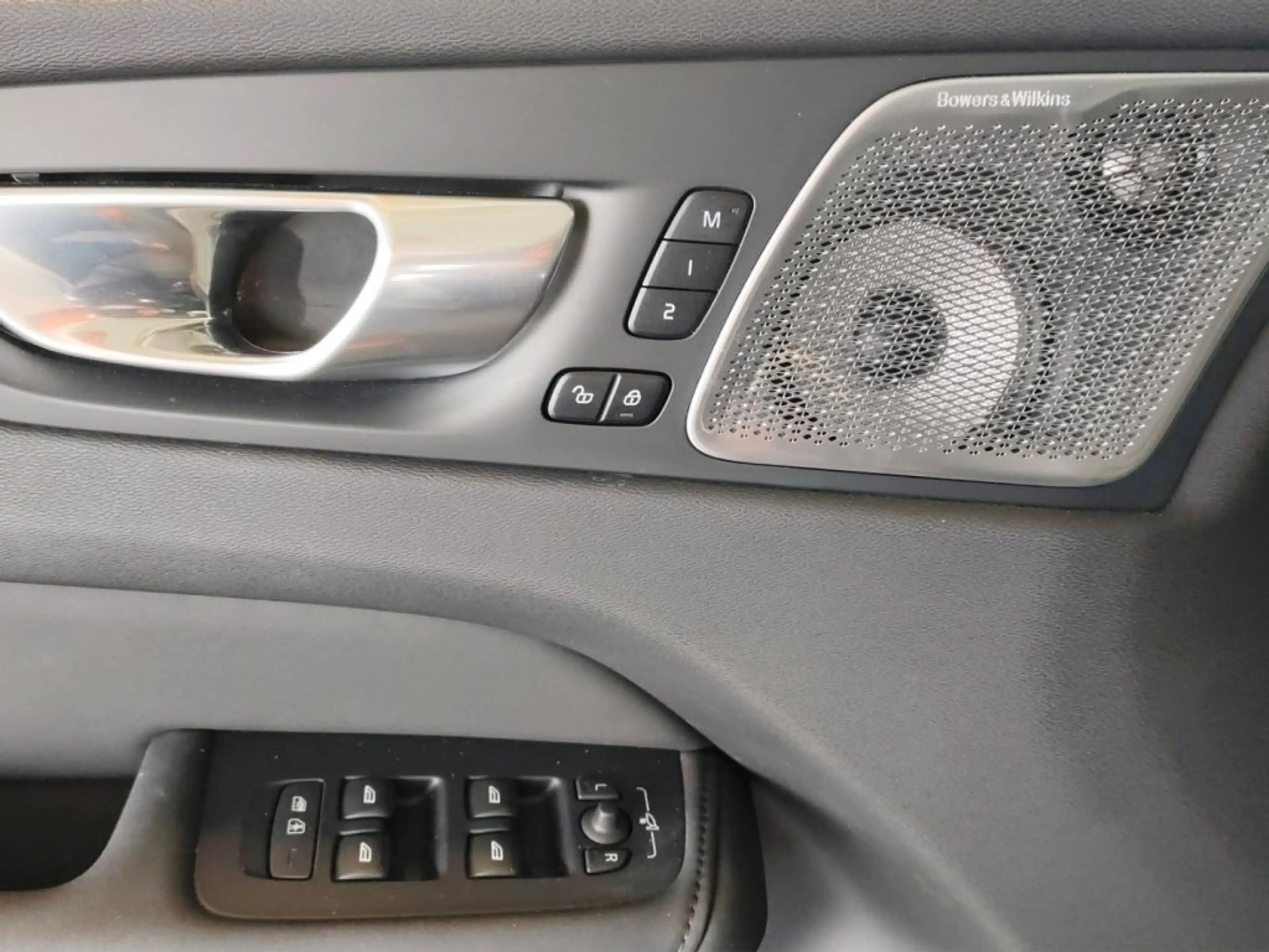 Volvo XC60 Ultra, T6 AWD Plug-in Hybrid, Elektrisch/Benzin, Dark — photo 7