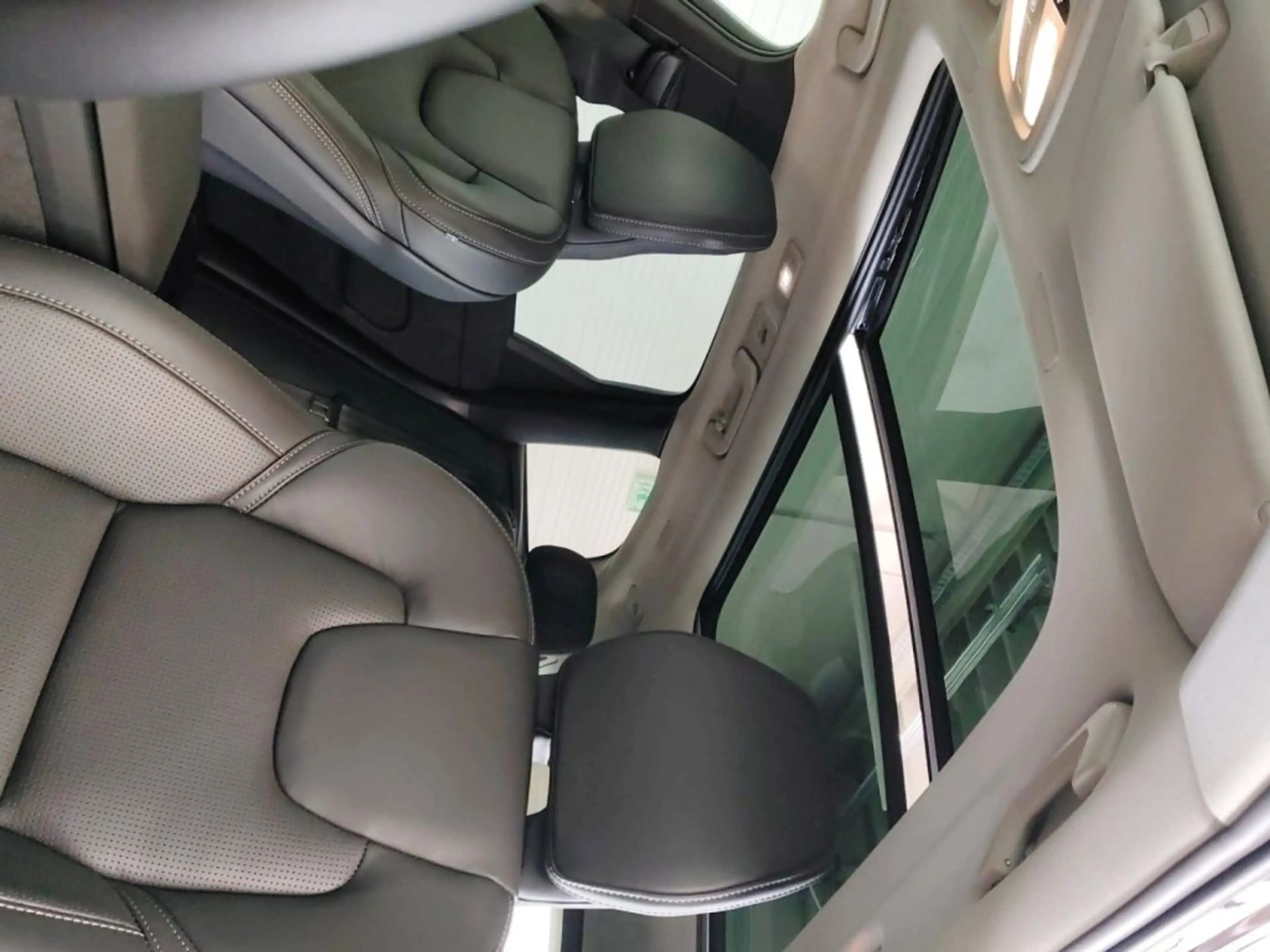 Volvo XC60 Ultra, T6 AWD Plug-in Hybrid, Elektrisch/Benzin, Dark — photo 11