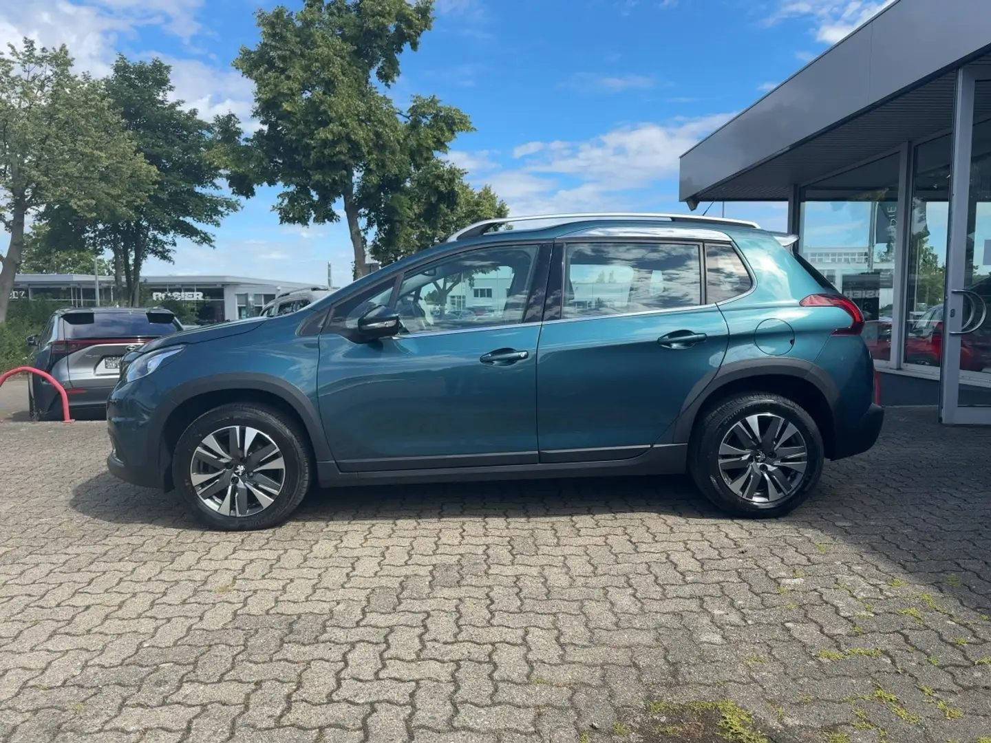 Peugeot 2008 1.5 BlueHDi 120 Allure KAM KlimaA Leder AHK - 2