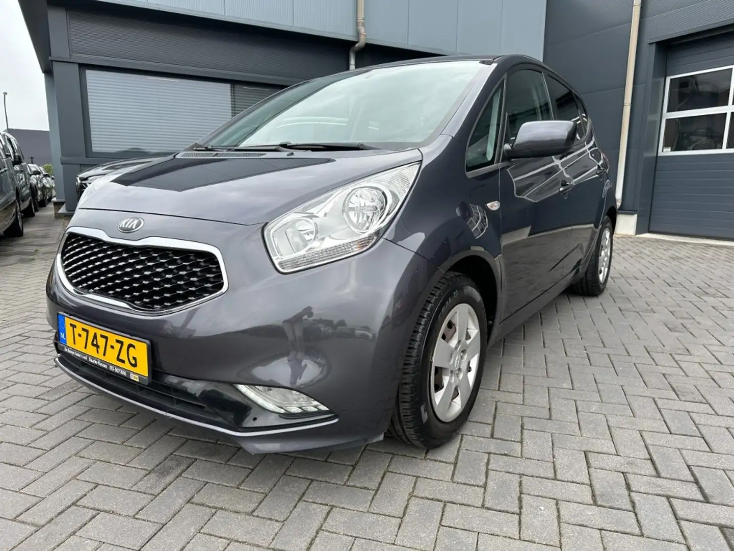 Kia Venga 1.4 CVVT Dynamic Plusline Grijs. Navigatie + airco Grijs - 1