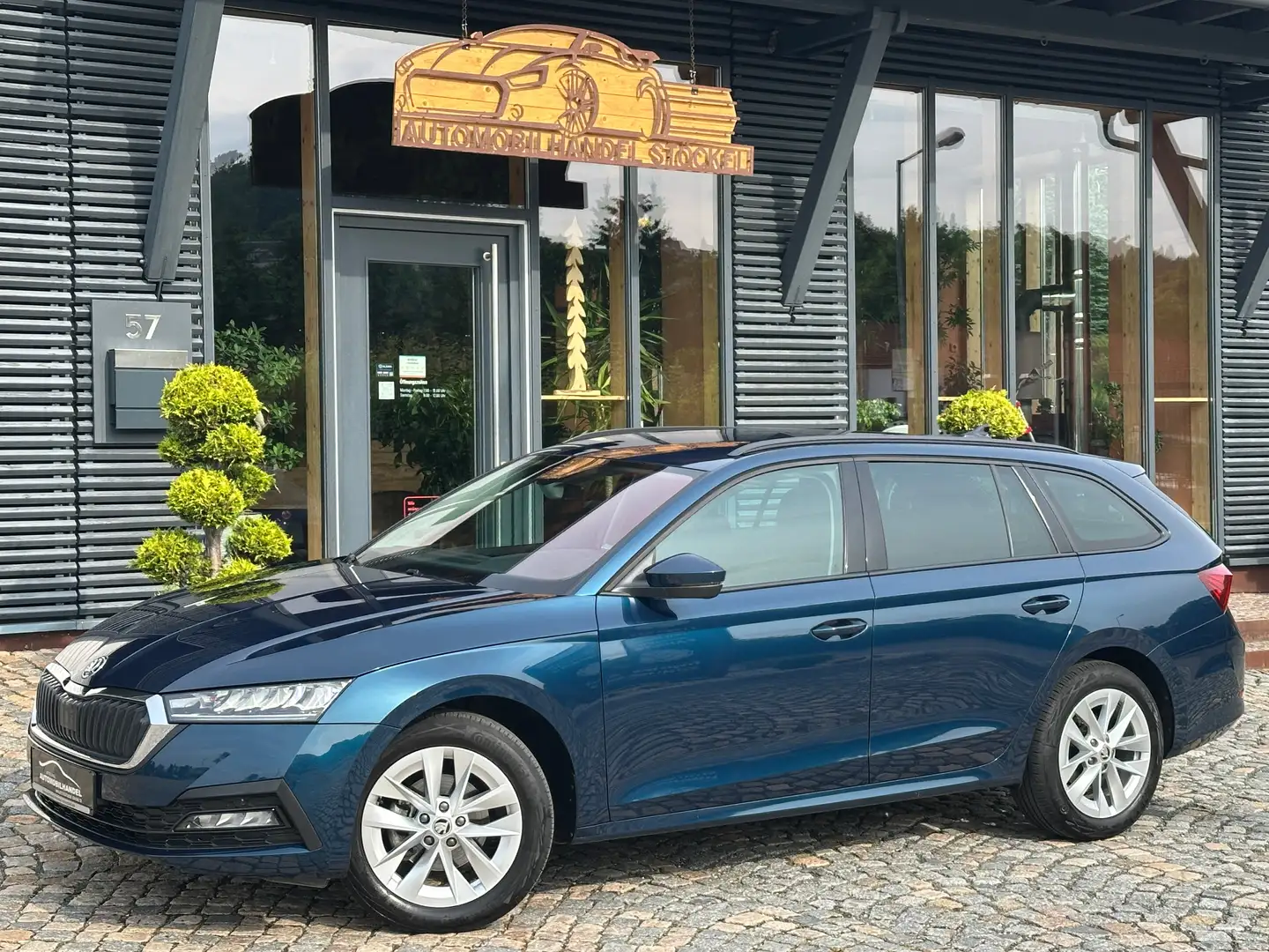 Skoda Octavia Combi 1.5 eTSI SELECTION +CAM+LED+FSHZG+KESSY+ Blau - 1