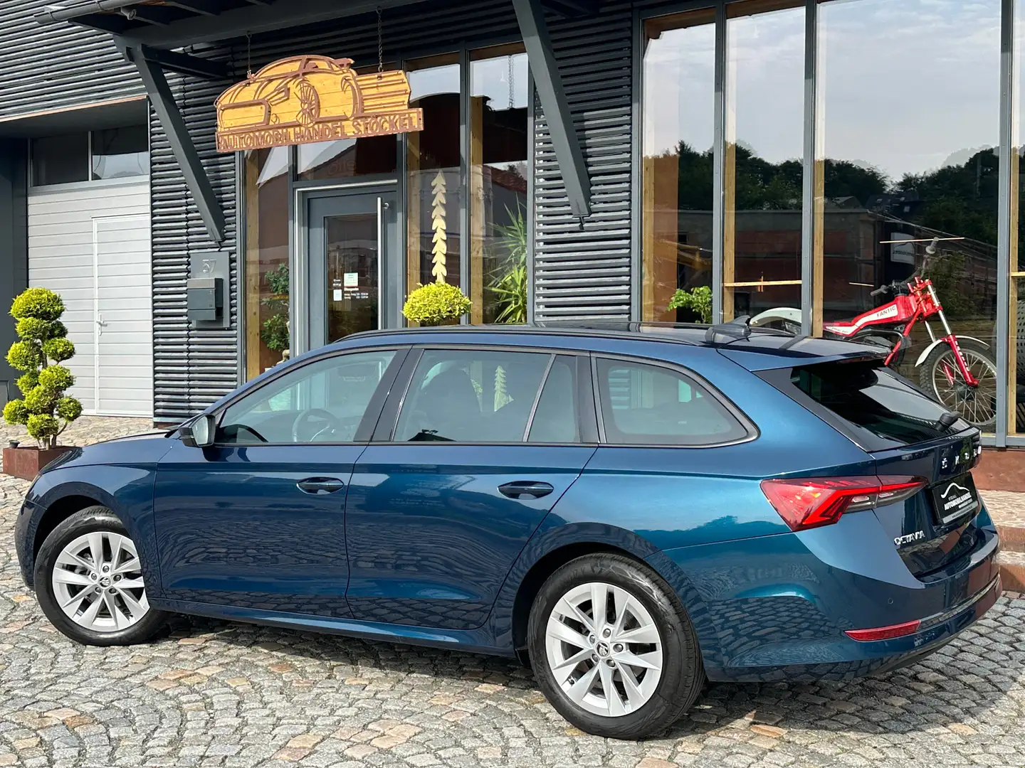 Skoda Octavia Combi 1.5 eTSI SELECTION +CAM+LED+FSHZG+KESSY+ Blau - 2