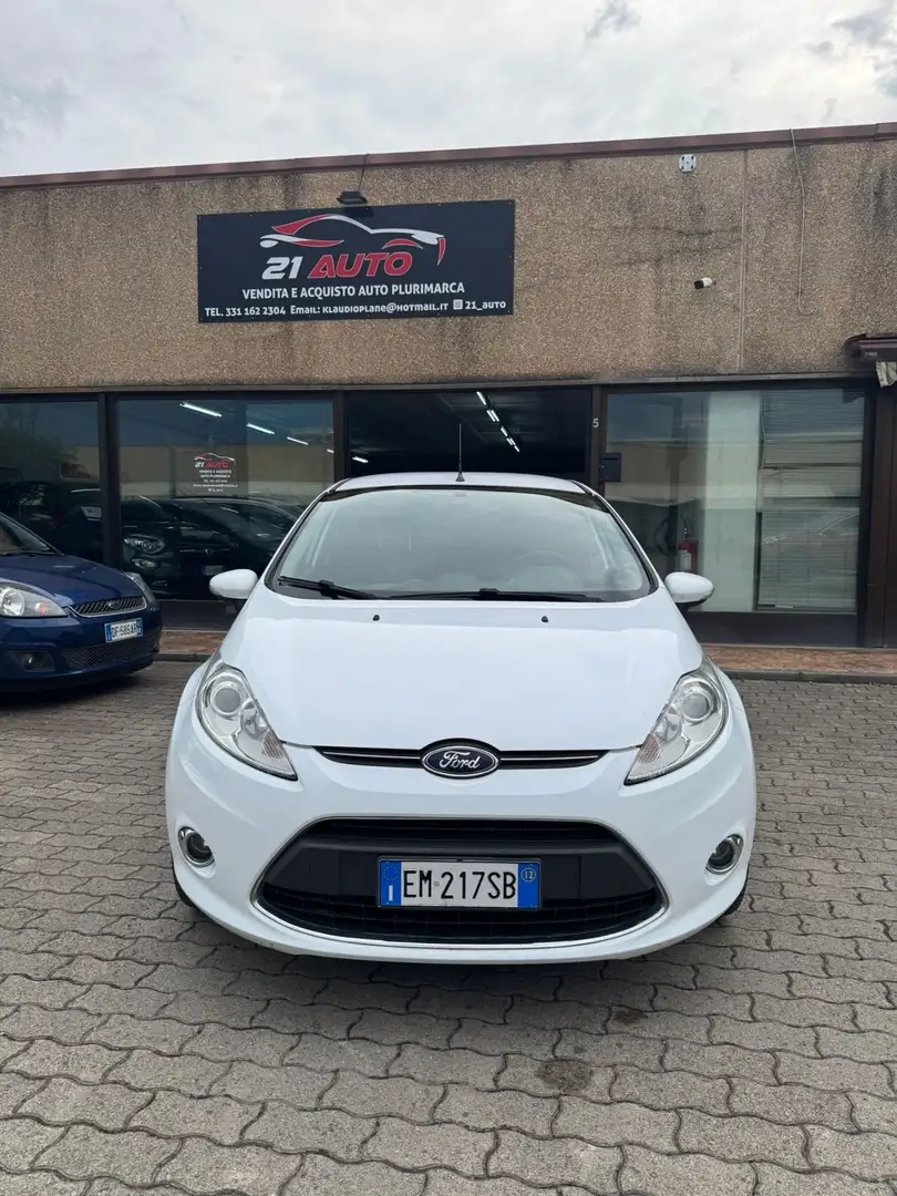 Ford Fiesta 1.4 TDCi 70CV 5 porte Titanium Bianco - 2