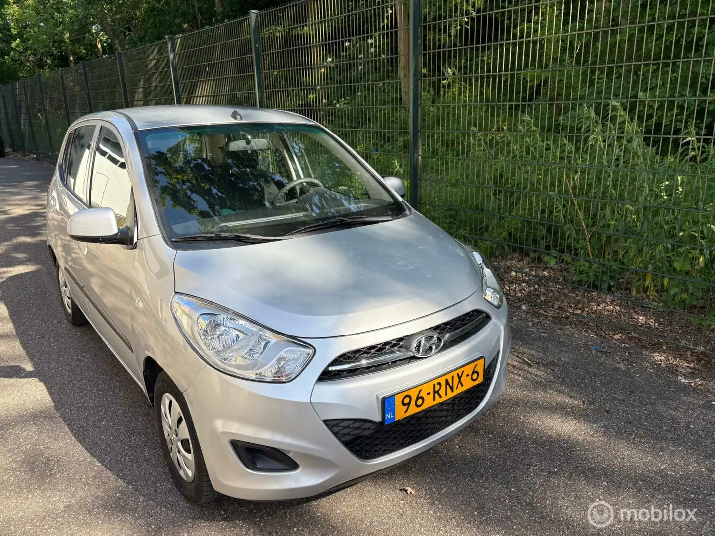Hyundai i10 1.1 i-Drive ZEER WEINIG KM Grijs - 1