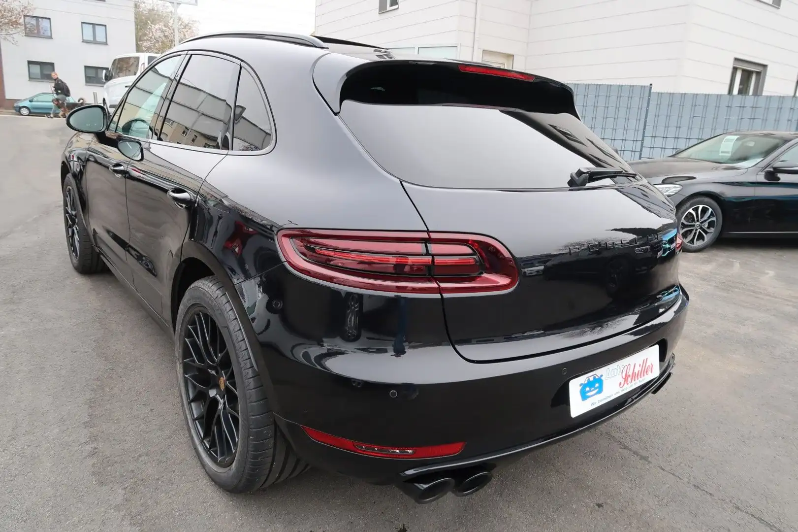 Porsche Macan GTS # Panoramadach # All Black # Negro - 2