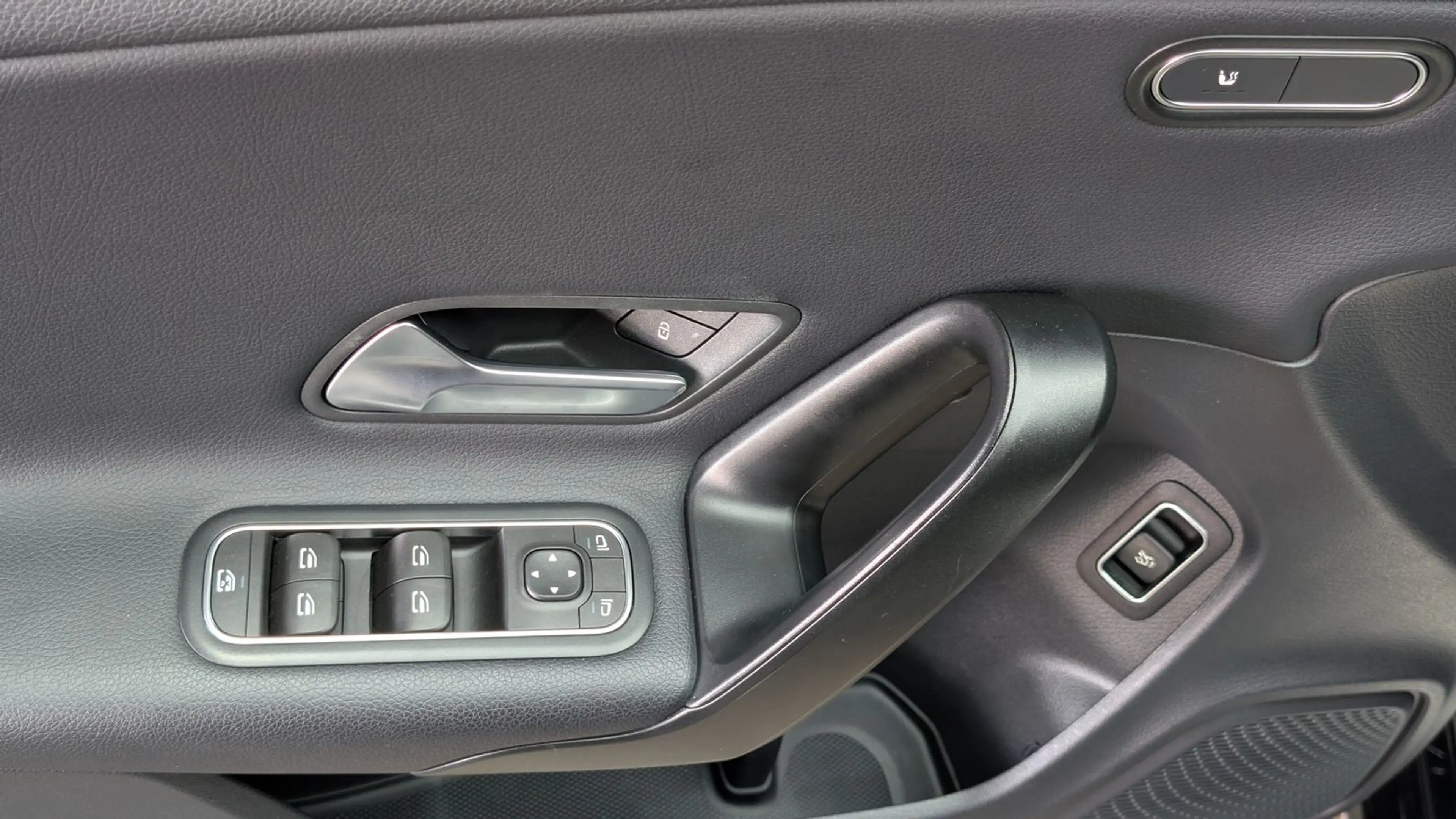 Mercedes-Benz CLA 200 d Coupé AHK LEDER LED SHZ KAM BUSINESS — photo 10