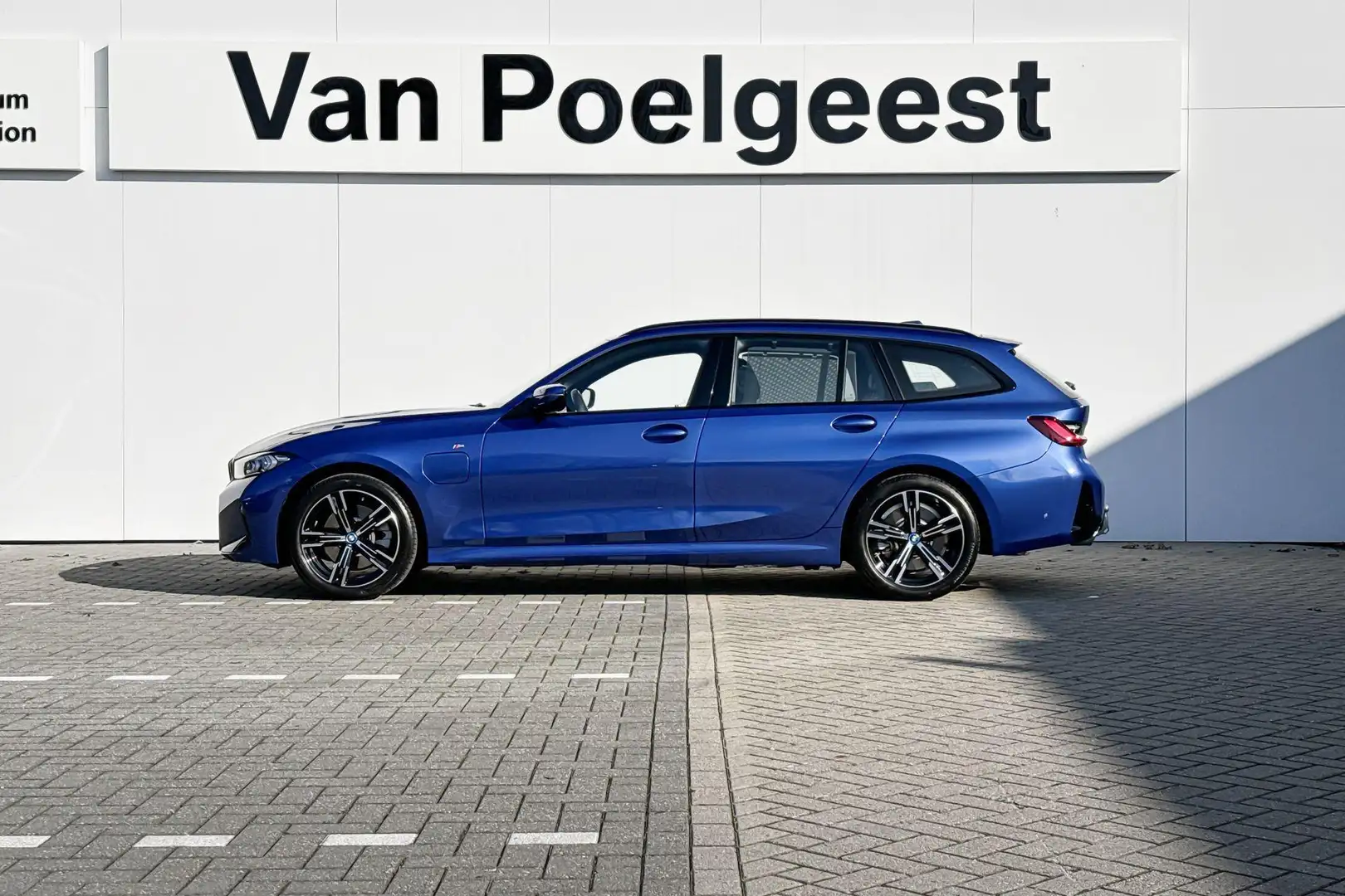 BMW 330 3 Serie Touring 330e M sport | trekhaak Blauw - 2