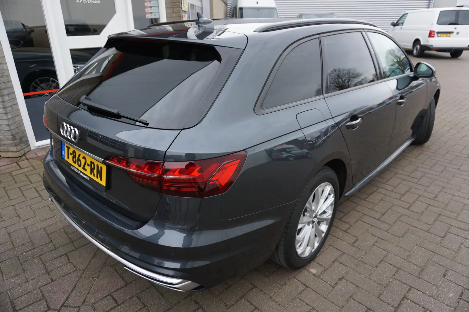 Audi A4 Avant 30 TDI Pro Line 100KW Automaat Gris - 2