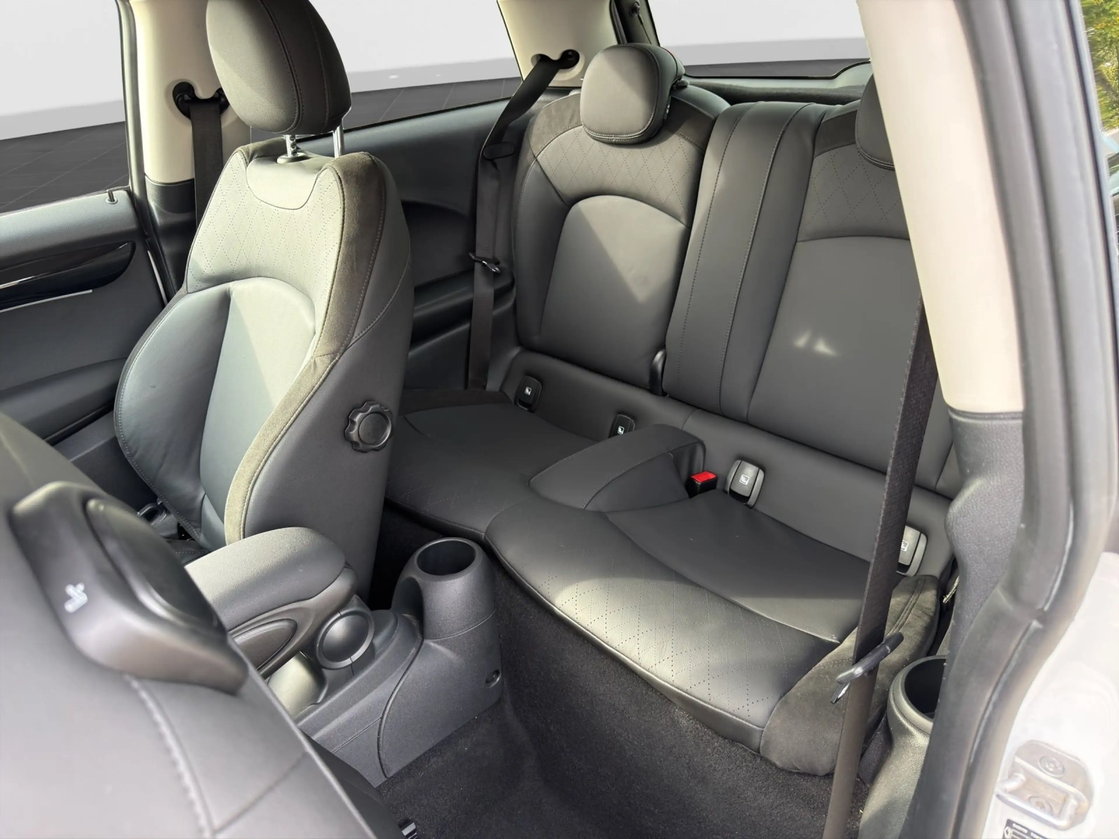 MINI Cooper SE Hatch 16" / DrivAss / Keyless / RFK / LED / DAB / — photo 13