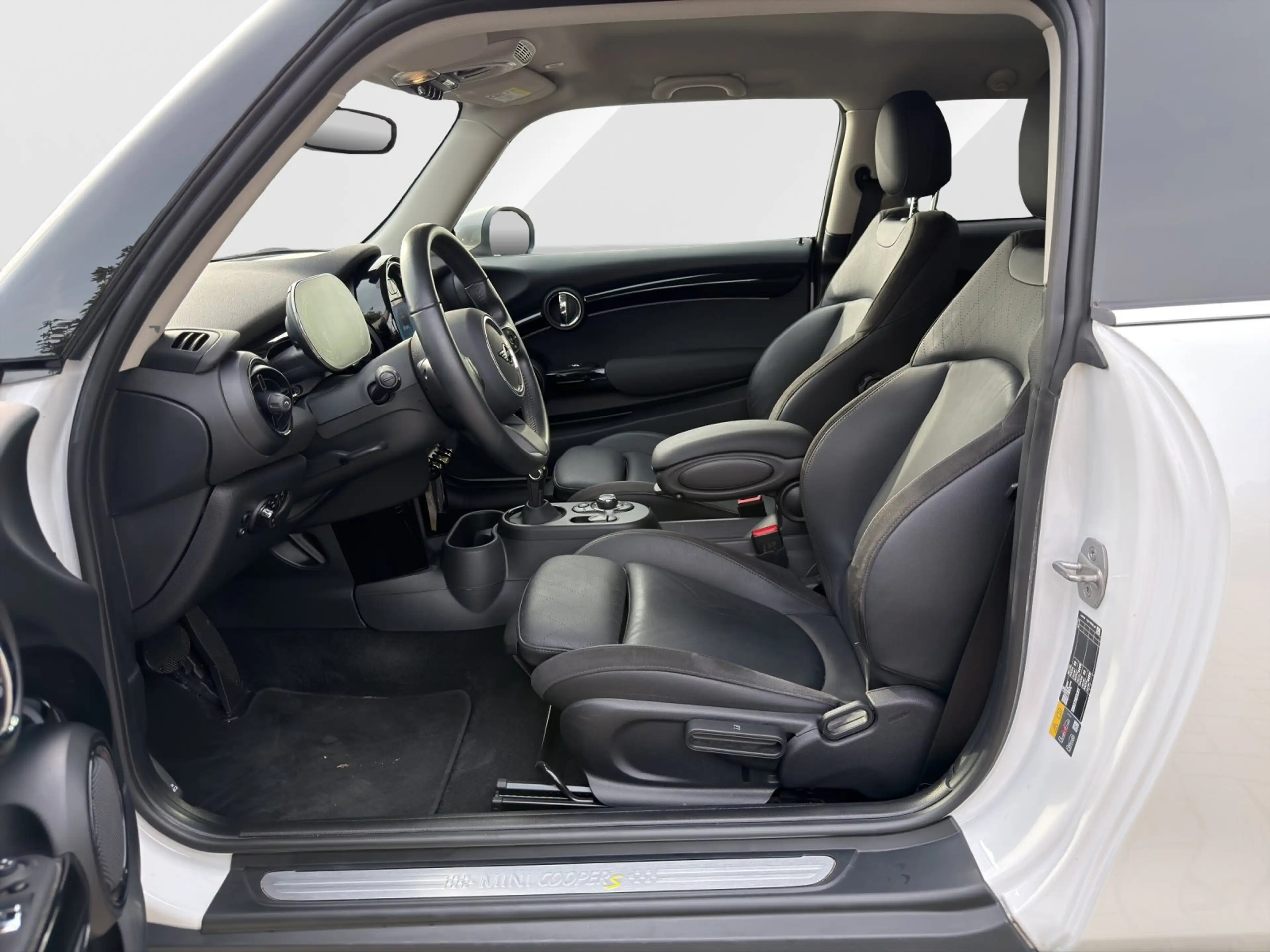 MINI Cooper SE Hatch 16" / DrivAss / Keyless / RFK / LED / DAB / — photo 11