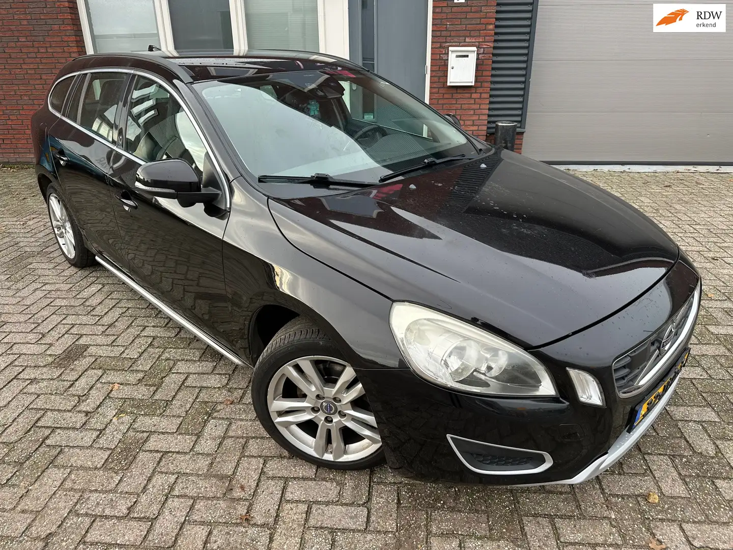 Volvo V60 1.6 T3 Momentum / Navi / PDC / Clima / Cruise / NA Zwart - 1