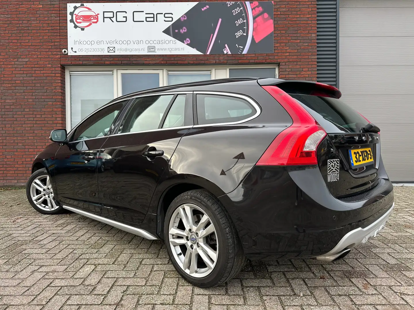 Volvo V60 1.6 T3 Momentum / Navi / PDC / Clima / Cruise / NA Zwart - 2