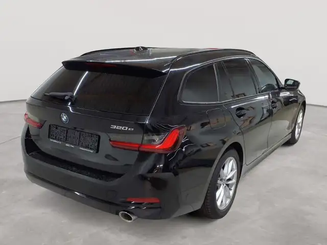 BMW 3 Series view 4