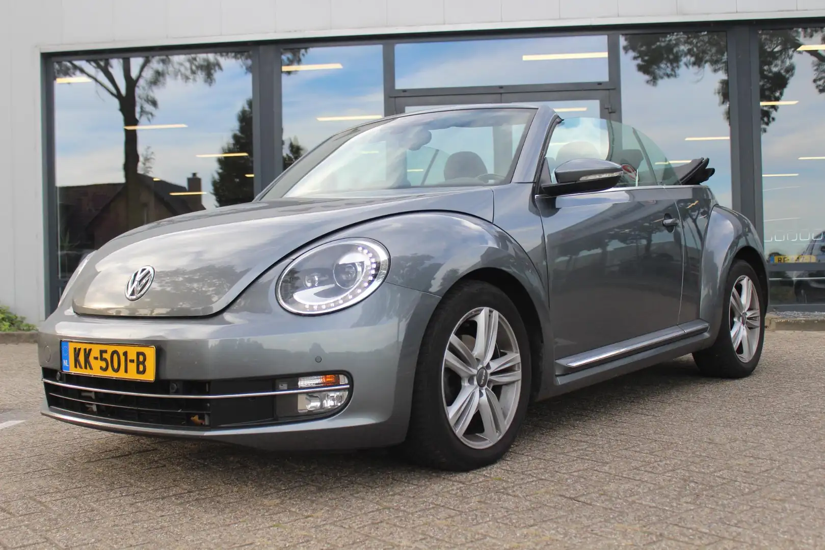 Volkswagen Beetle Cabriolet 1.4 TSI Exclusive Series cabrio DSG Grijs - 2