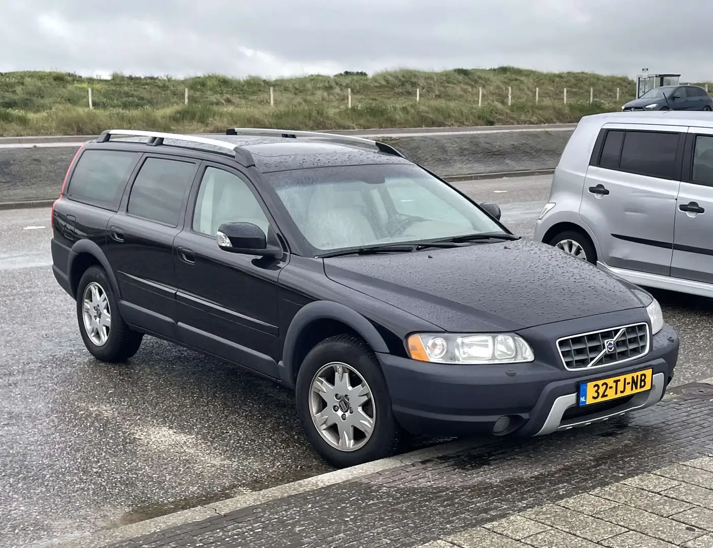 Volvo XC70 2.5 T Momentum Negru - 1