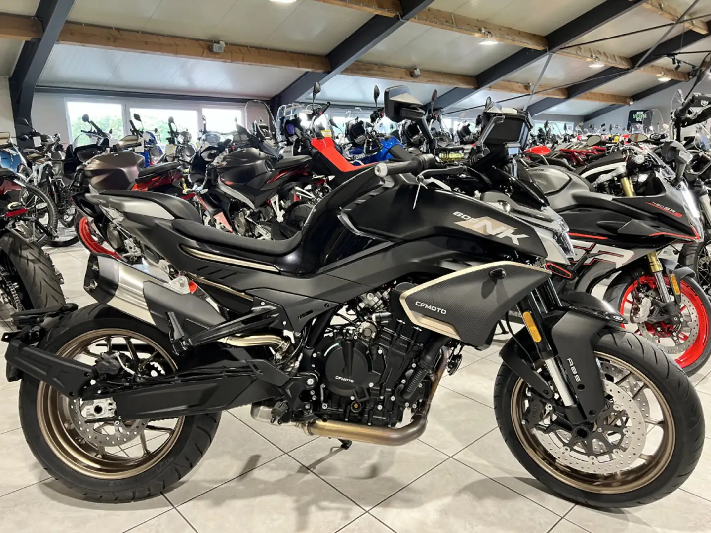 CFMOTO 800 NK ADVANCED rabaissée 40 mm Schwarz - 1
