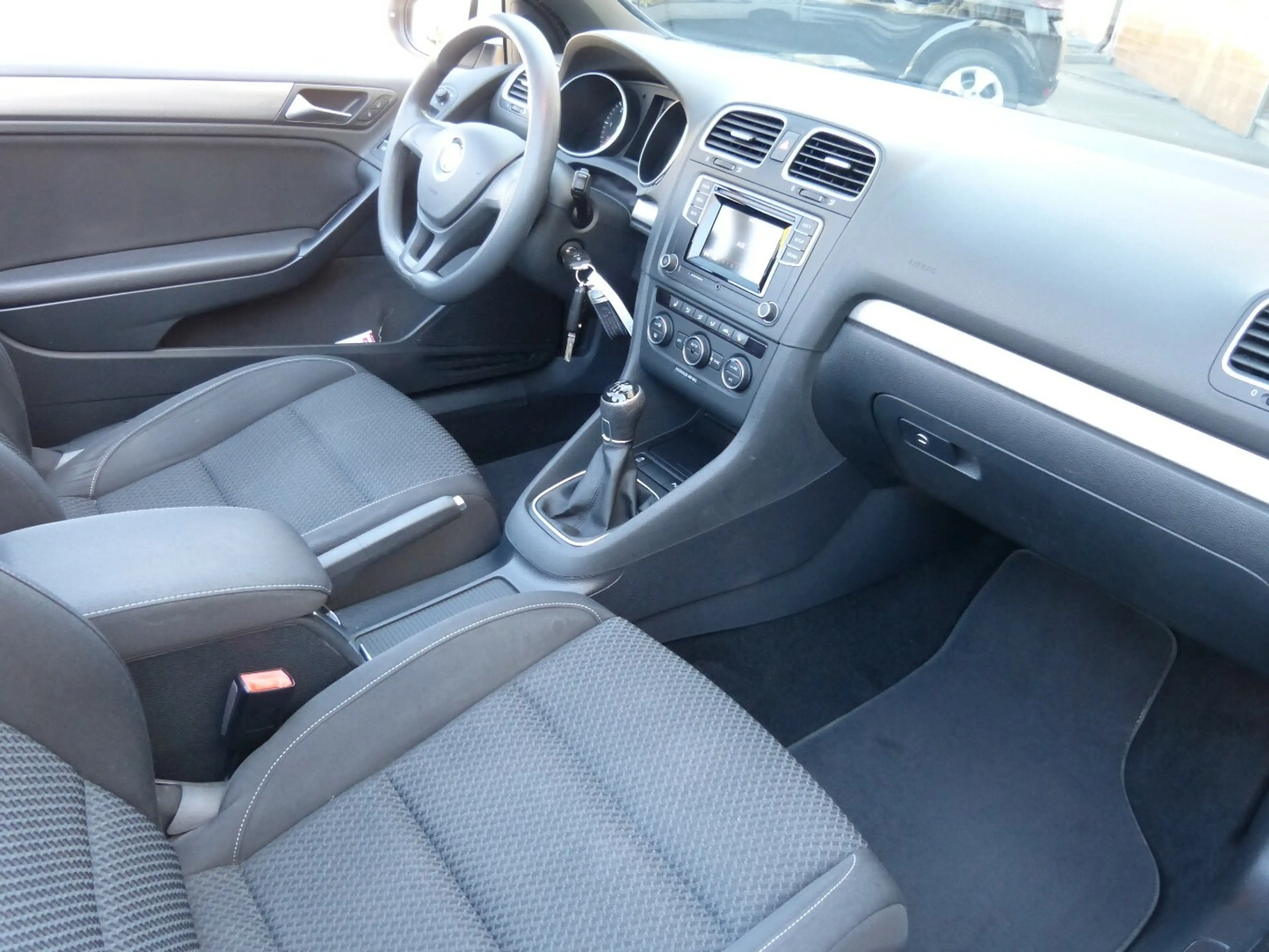 Volkswagen Golf Cabriolet 2.0 TDI BMT [PDC/SHZ/AHK/ALU] — photo 12