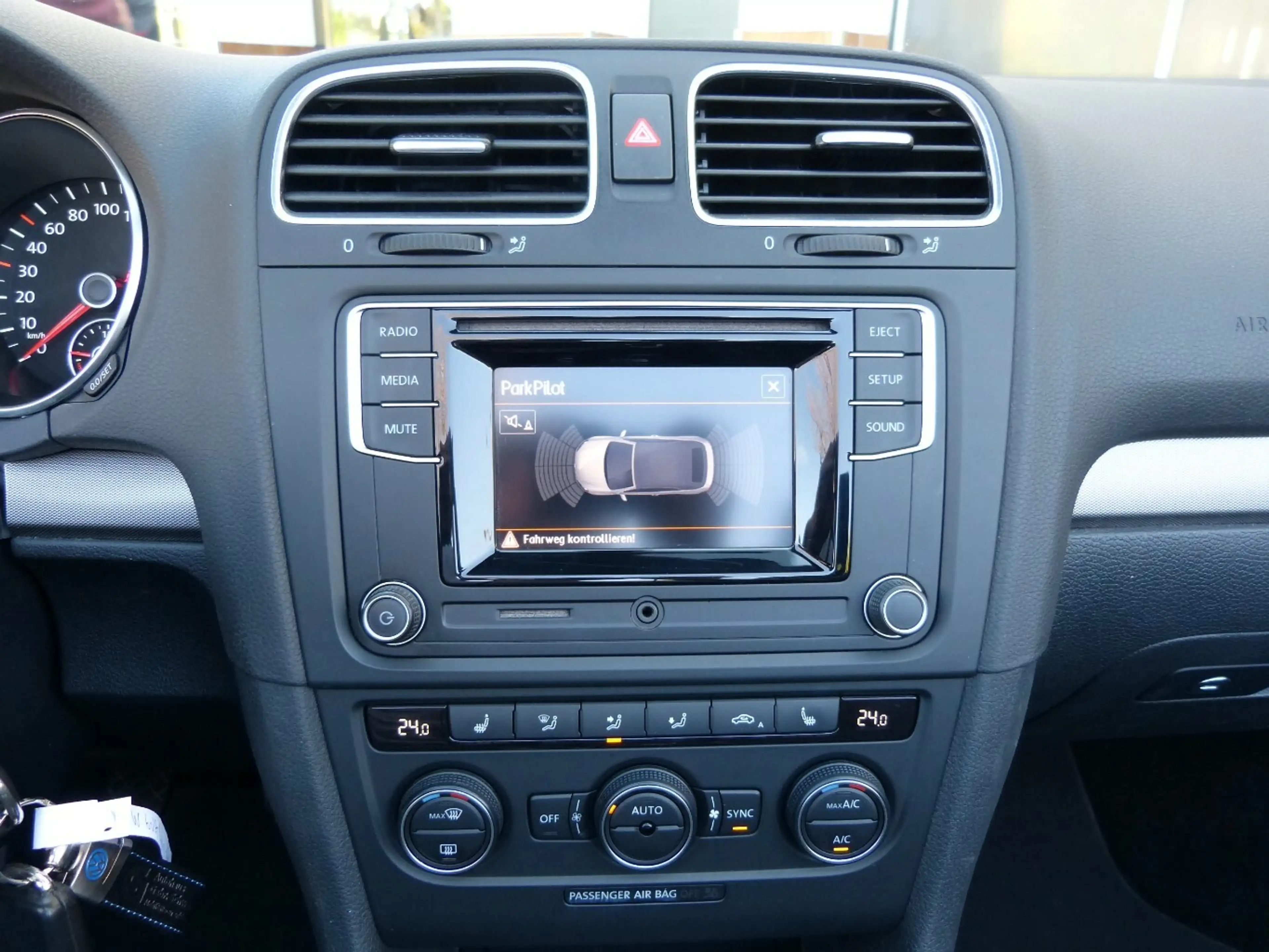 Volkswagen Golf Cabriolet 2.0 TDI BMT [PDC/SHZ/AHK/ALU] — photo 13