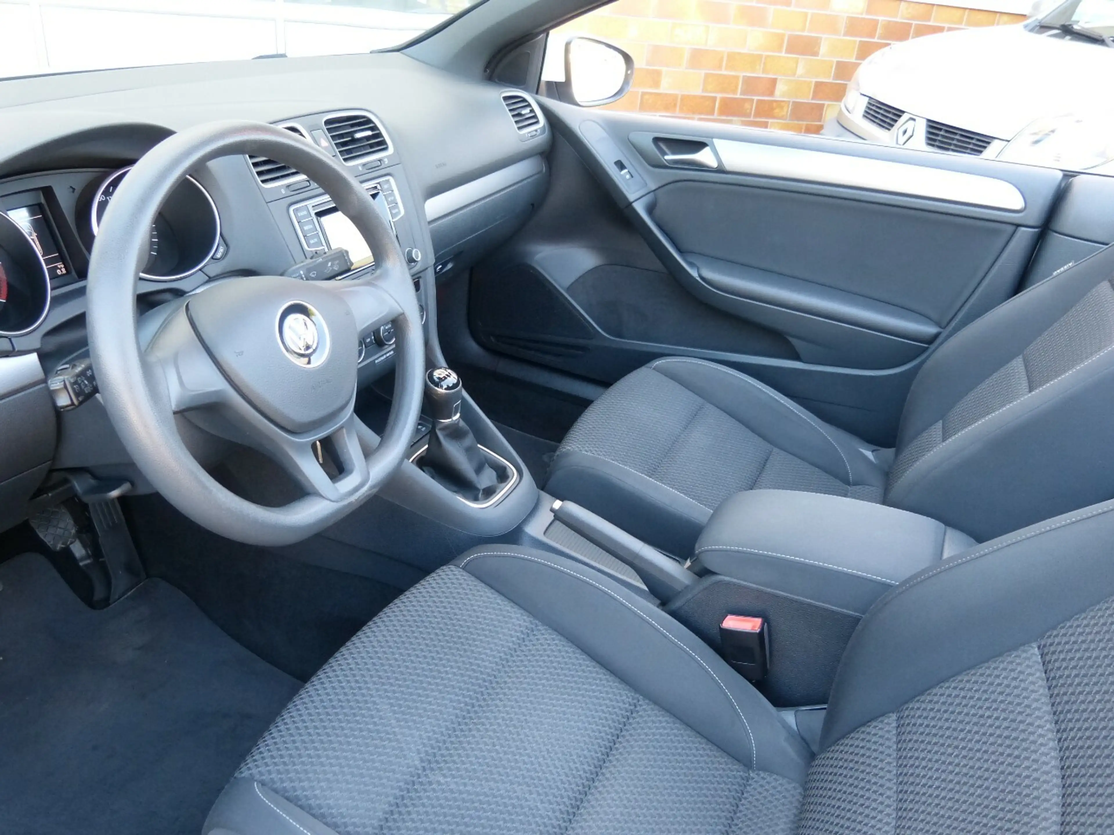 Volkswagen Golf Cabriolet 2.0 TDI BMT [PDC/SHZ/AHK/ALU] — photo 11