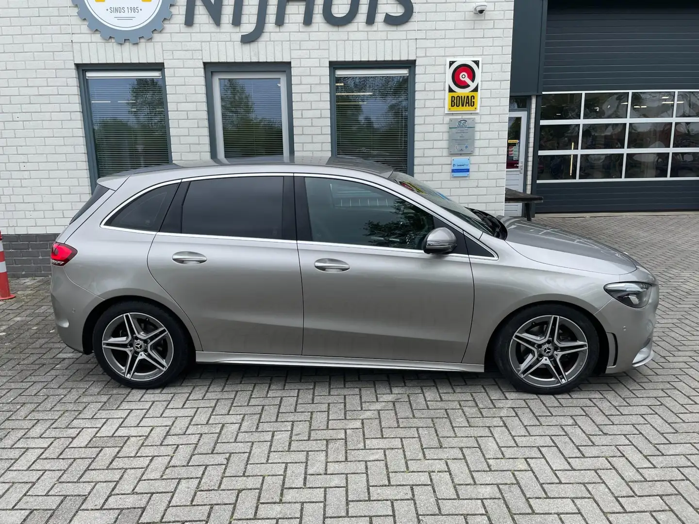 Mercedes-Benz B 180 Business Solution AMG / Automatische achterklep / Gris - 2